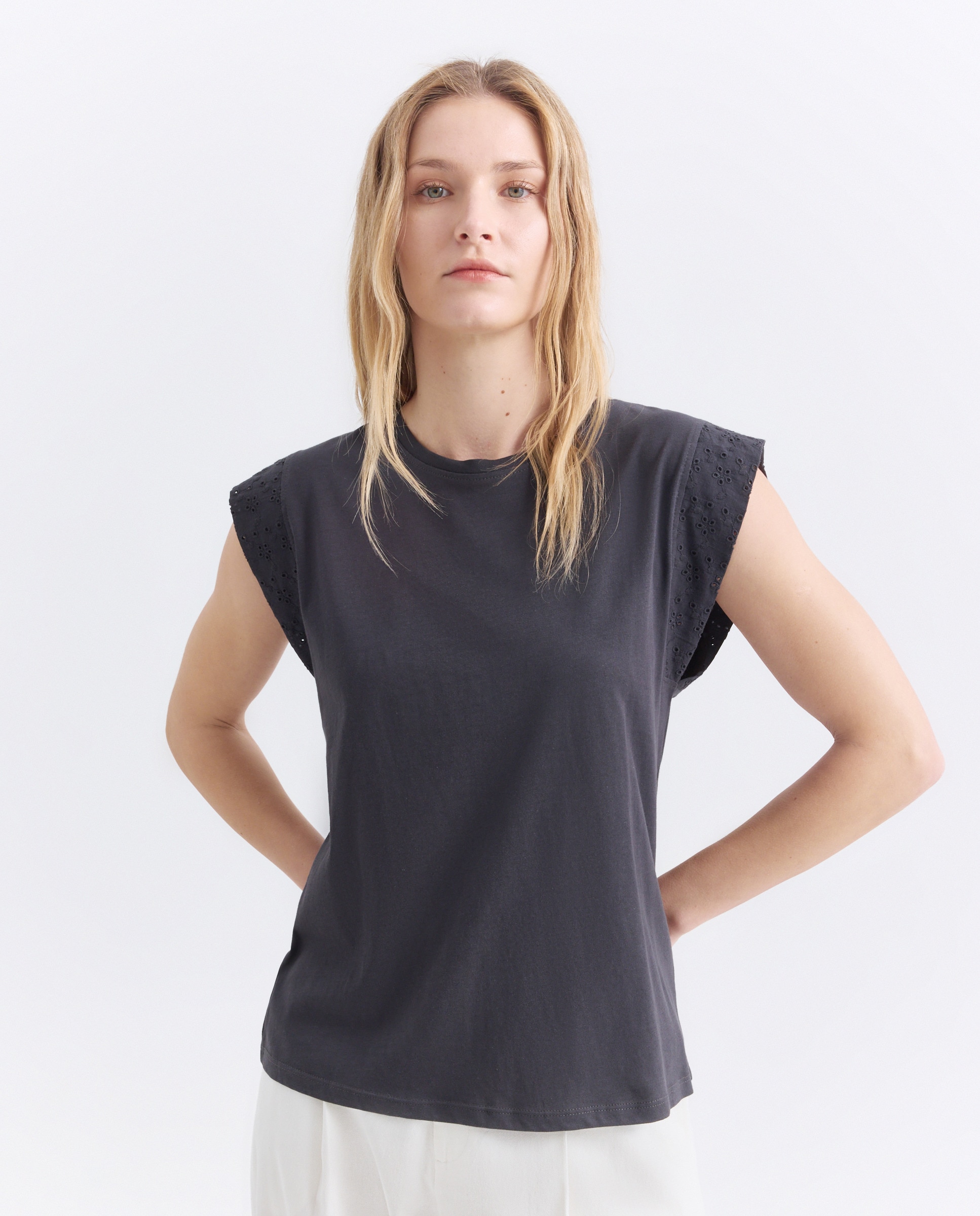 Camiseta sin mangas de mujer con detalle bordado en hombro Plomo-2