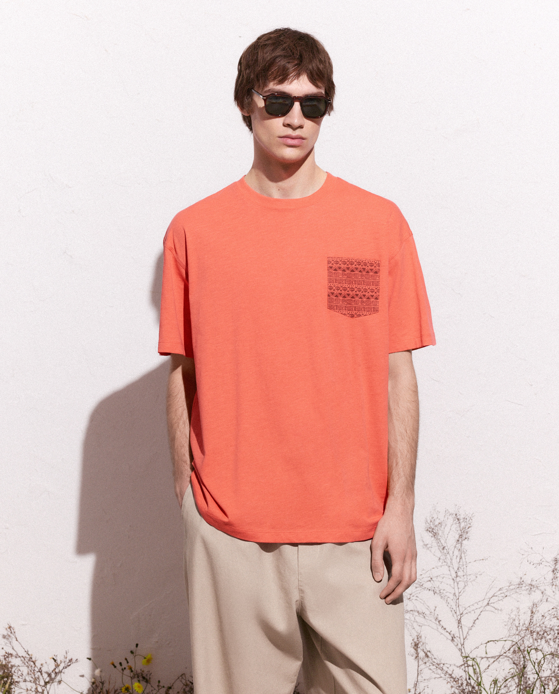 Imagem 0 de T-shirt de Manga Curta com Bolso e Estampado Geométrico