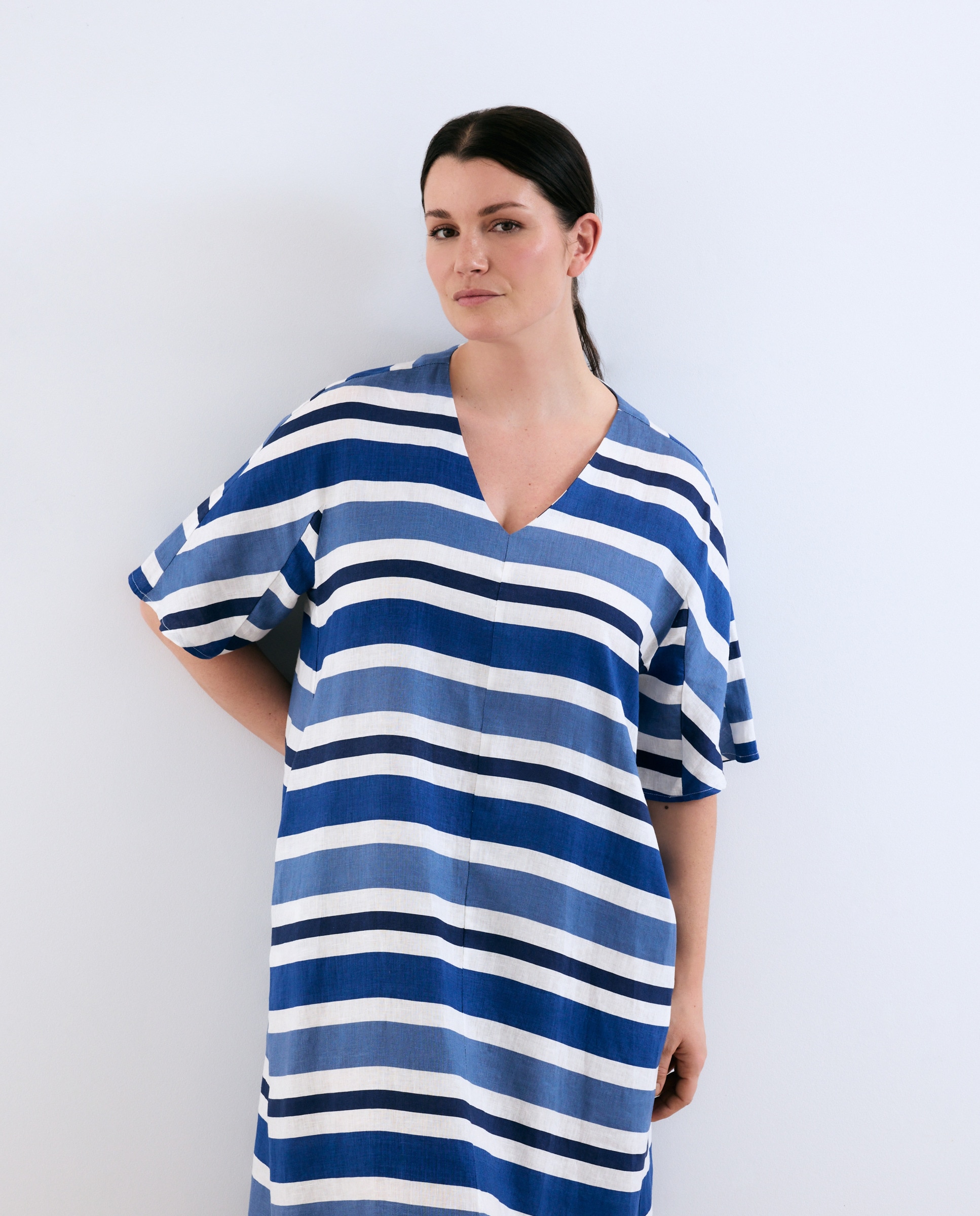 Imagem 0 de Vestido de Linho com Manga Curta às Riscas e Decote em Bico