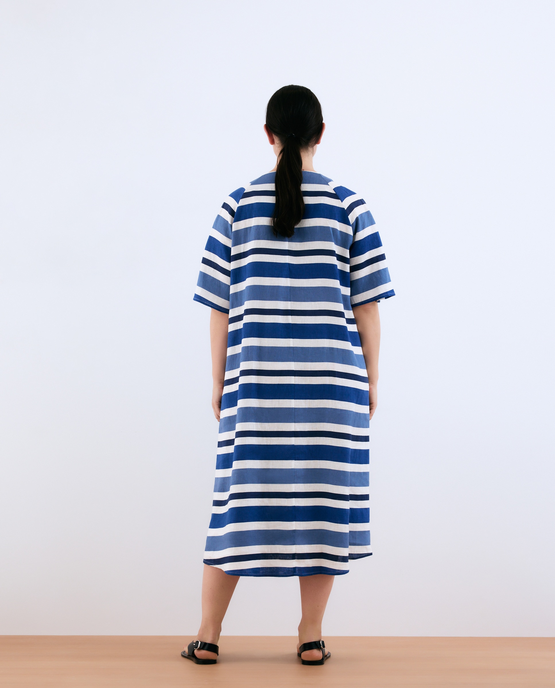 Vestido de Linho com Manga Curta às Riscas e Decote em Bico Azul-3