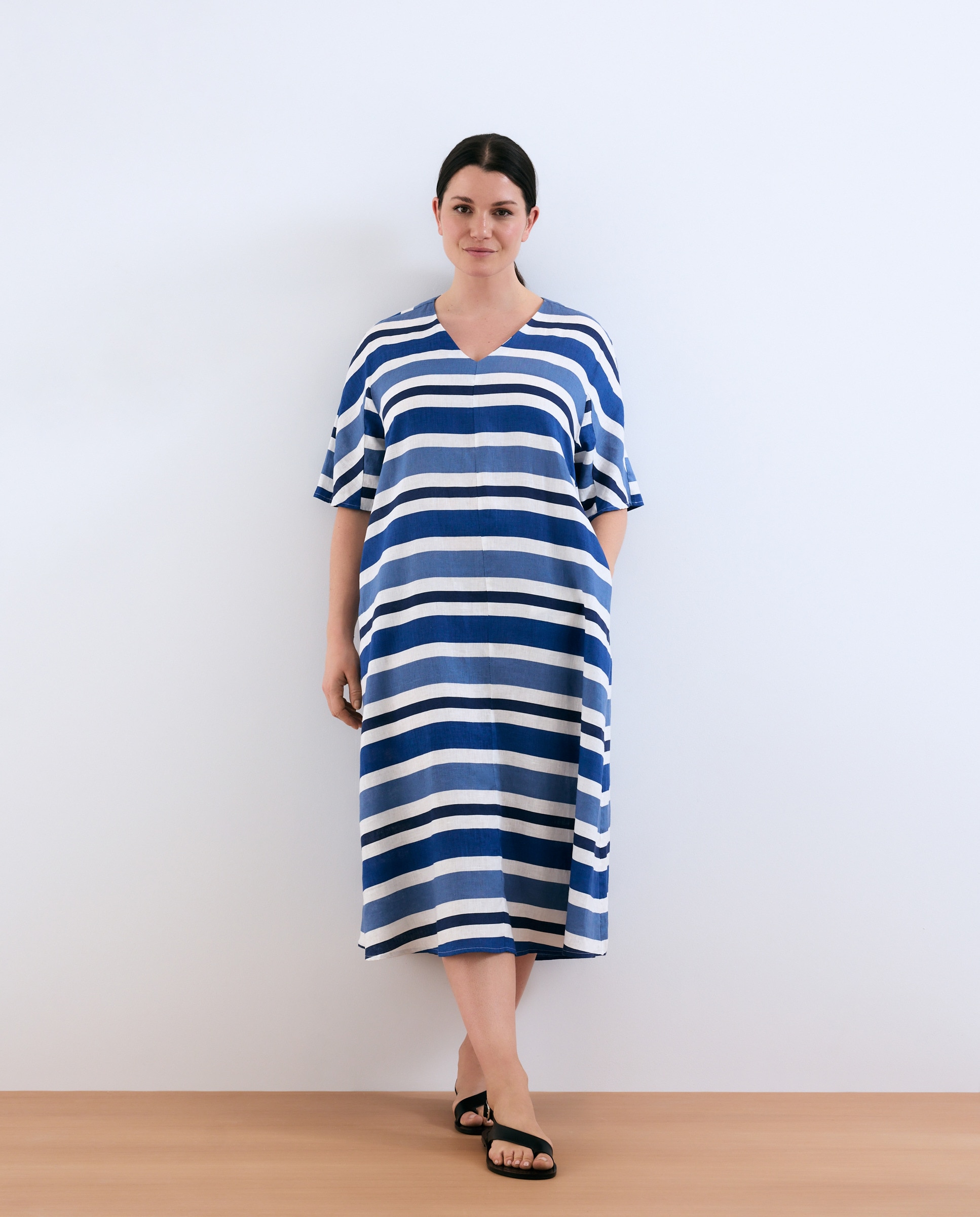 Vestido de Linho com Manga Curta às Riscas e Decote em Bico Azul-2