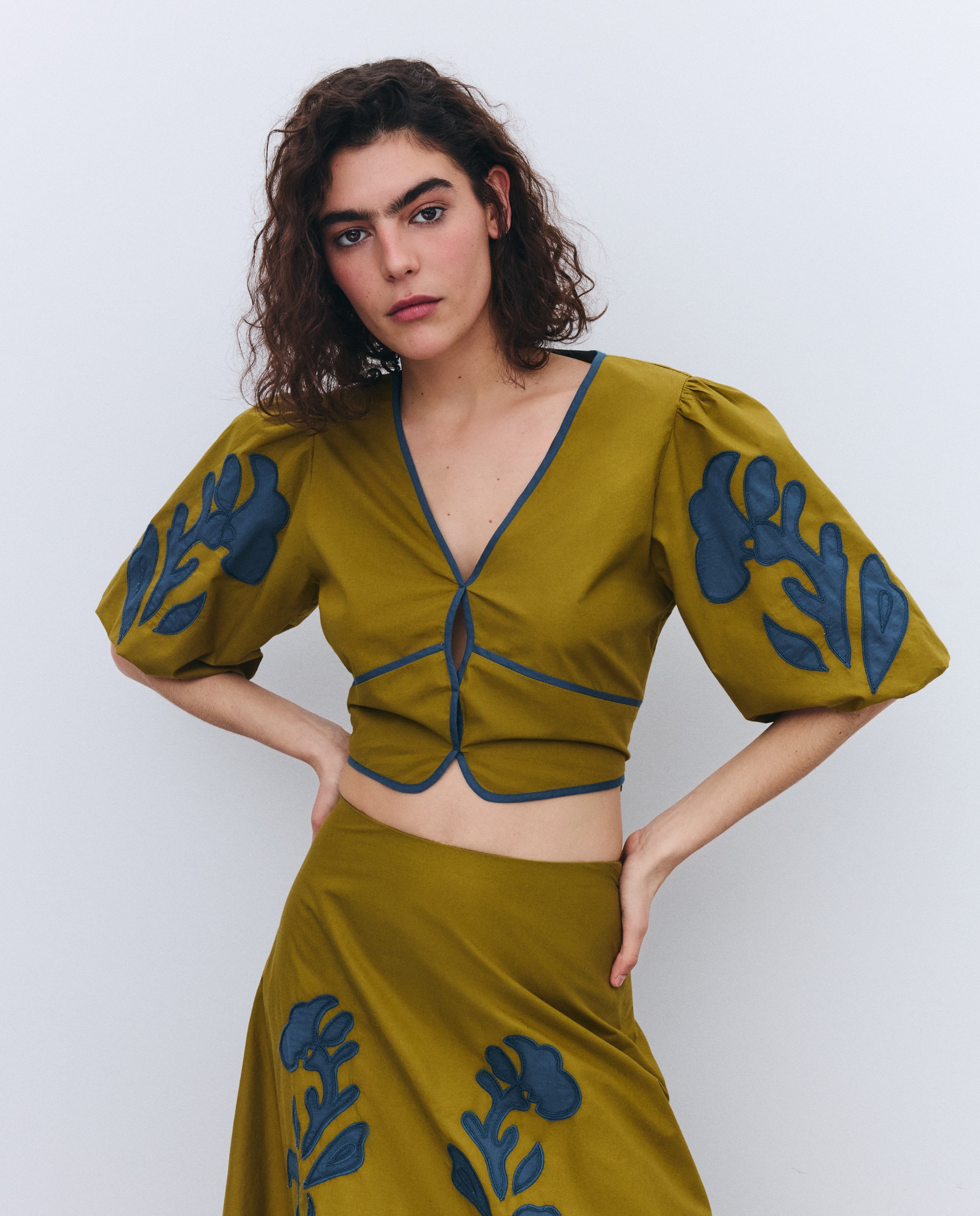 Imagem 0 de Blusa de Manga Curta com Bordados nas Mangas