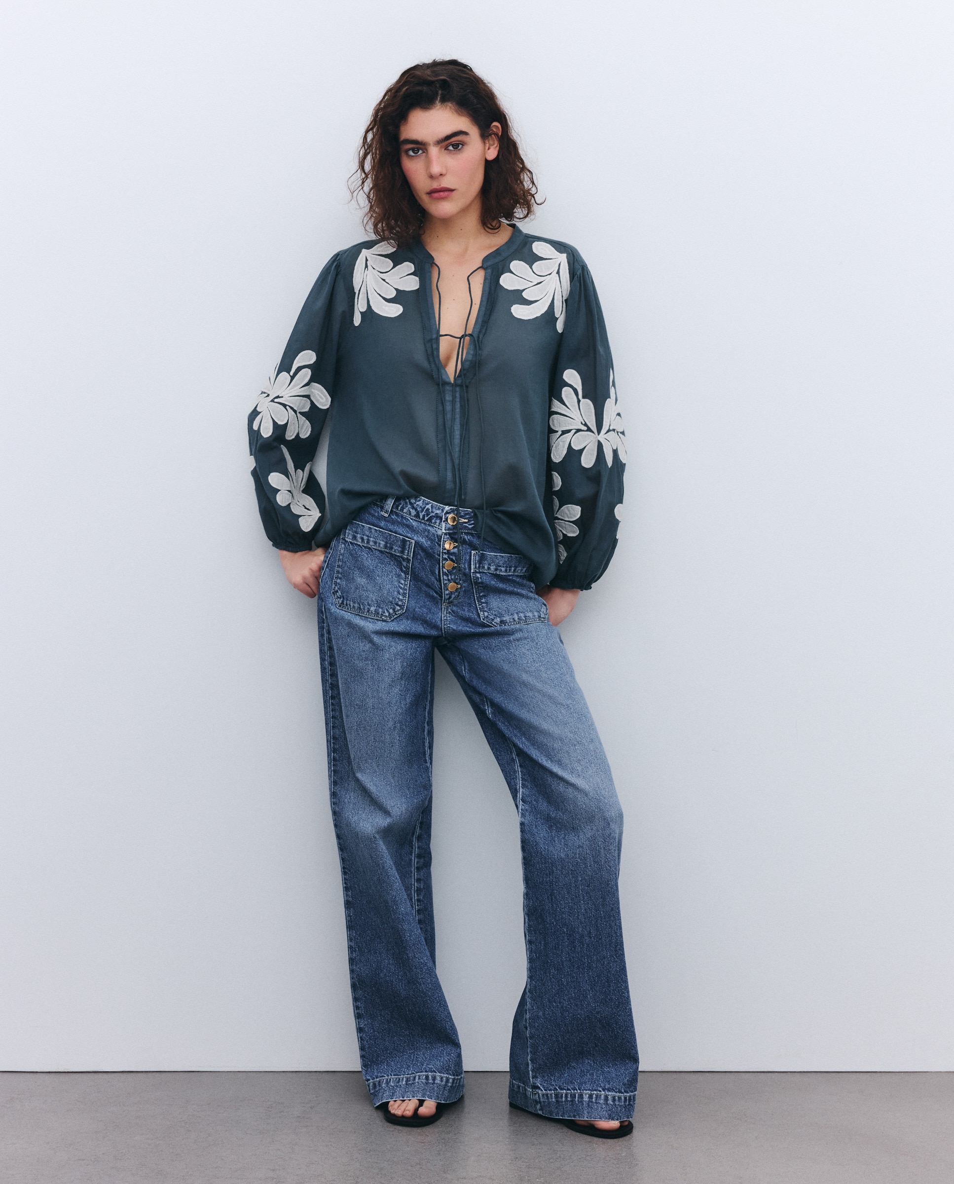 Blusa com Bordados nas Mangas Verde Pato-1