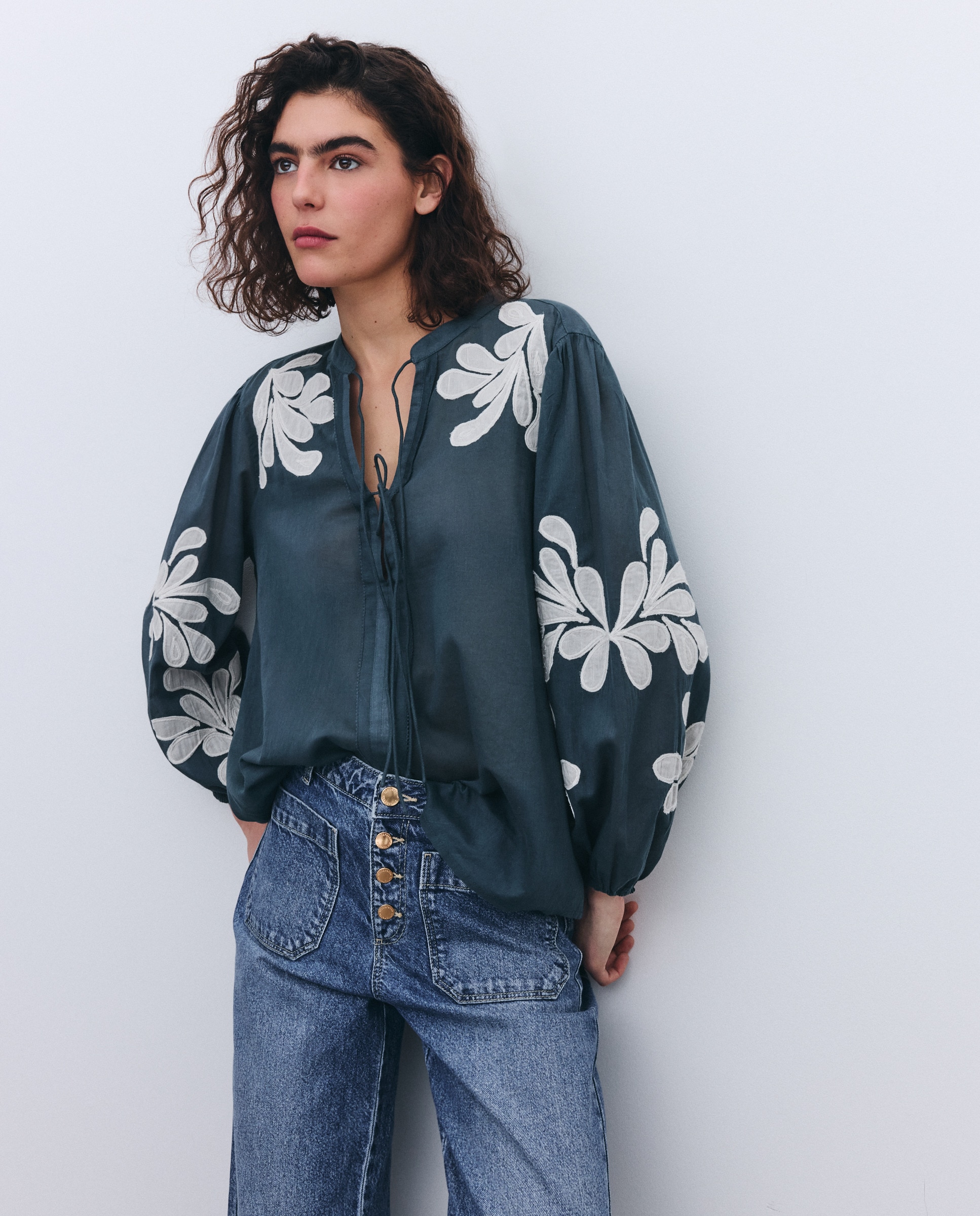 Blusa com Bordados nas Mangas Verde Pato-4