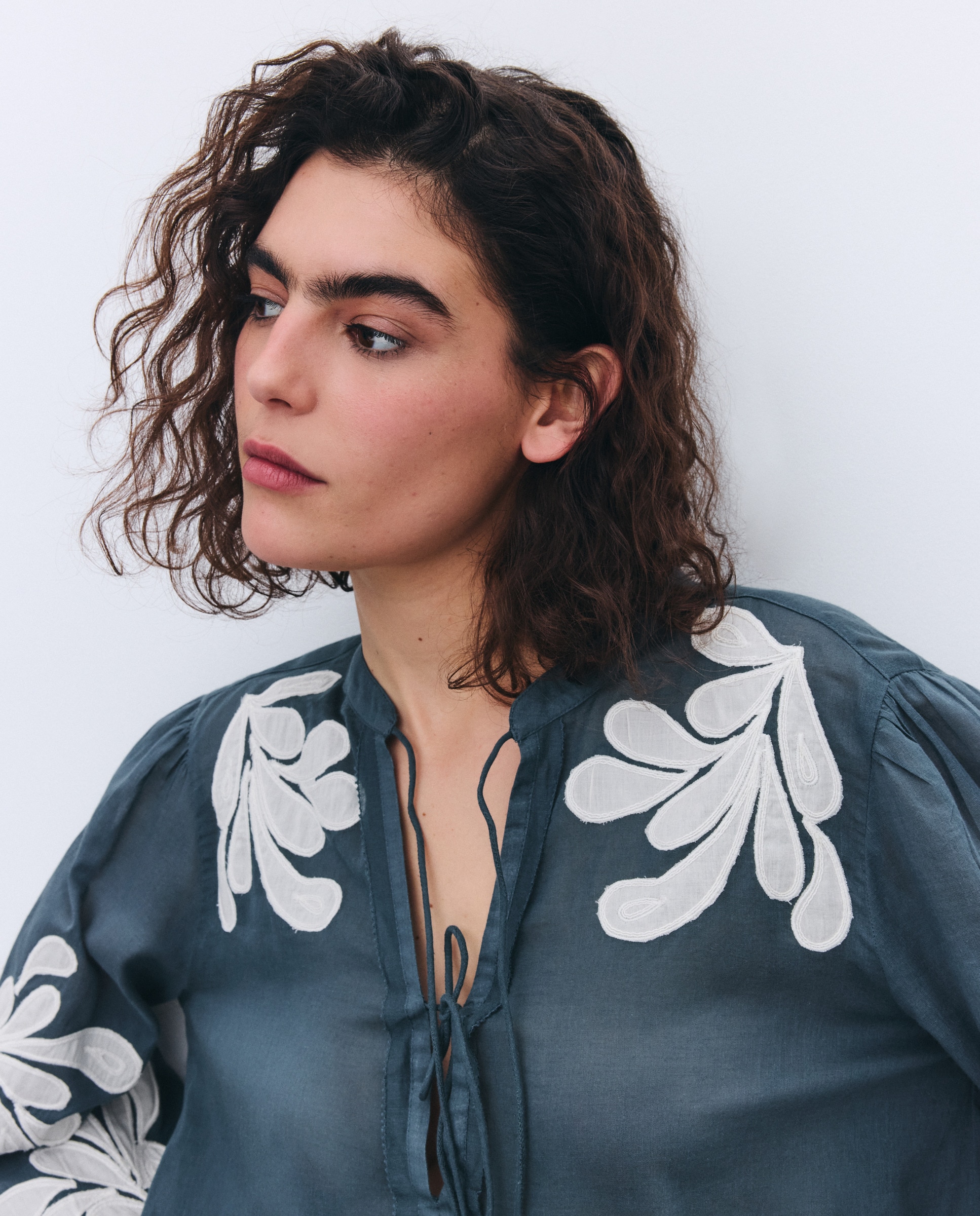Blusa com Bordados nas Mangas Verde Pato-2