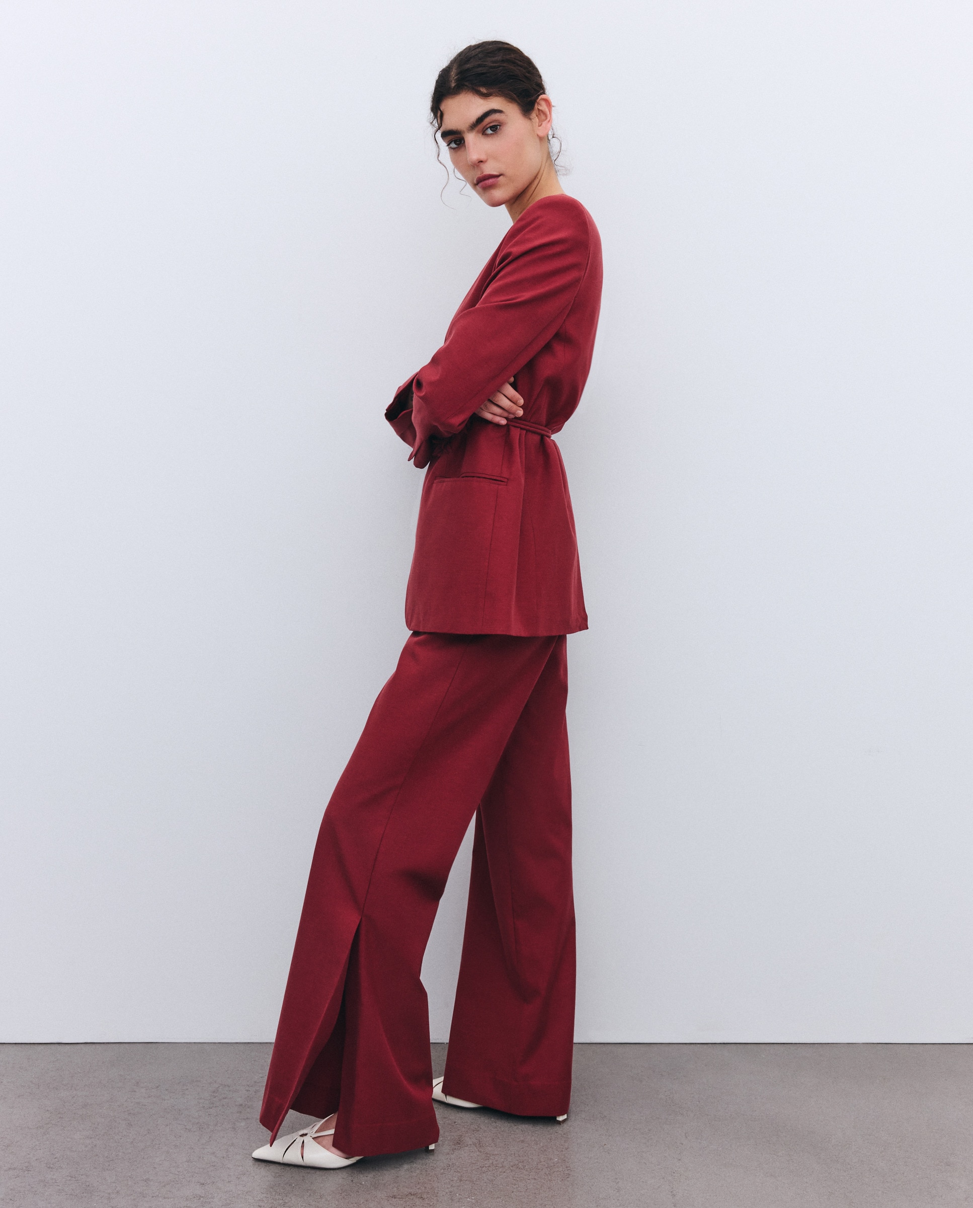 Imagem 0 de Calças de Fato com Abertura na Bainha