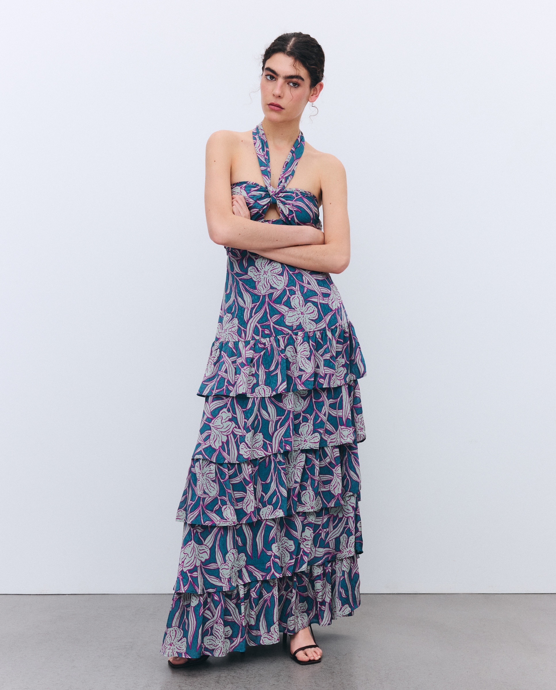 Imagem 0 de Vestido com Gola Halter e Folhos