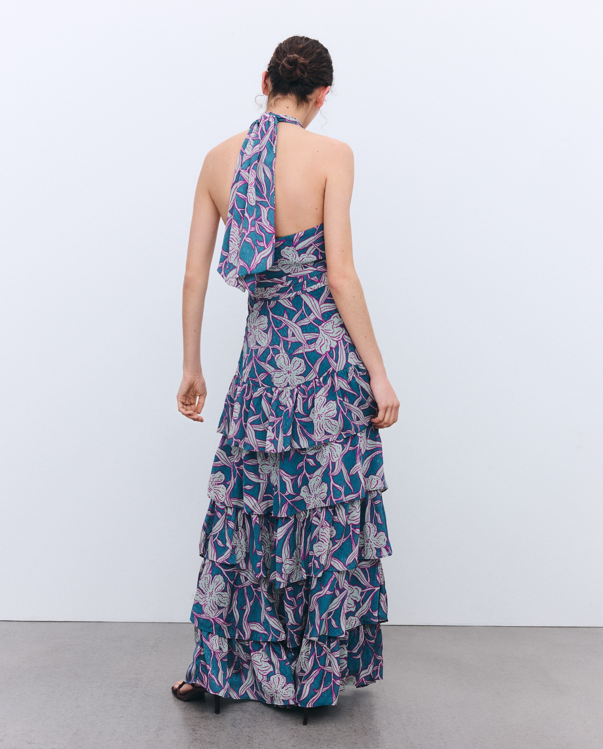 Vestido com Gola Halter e Folhos Verde-3