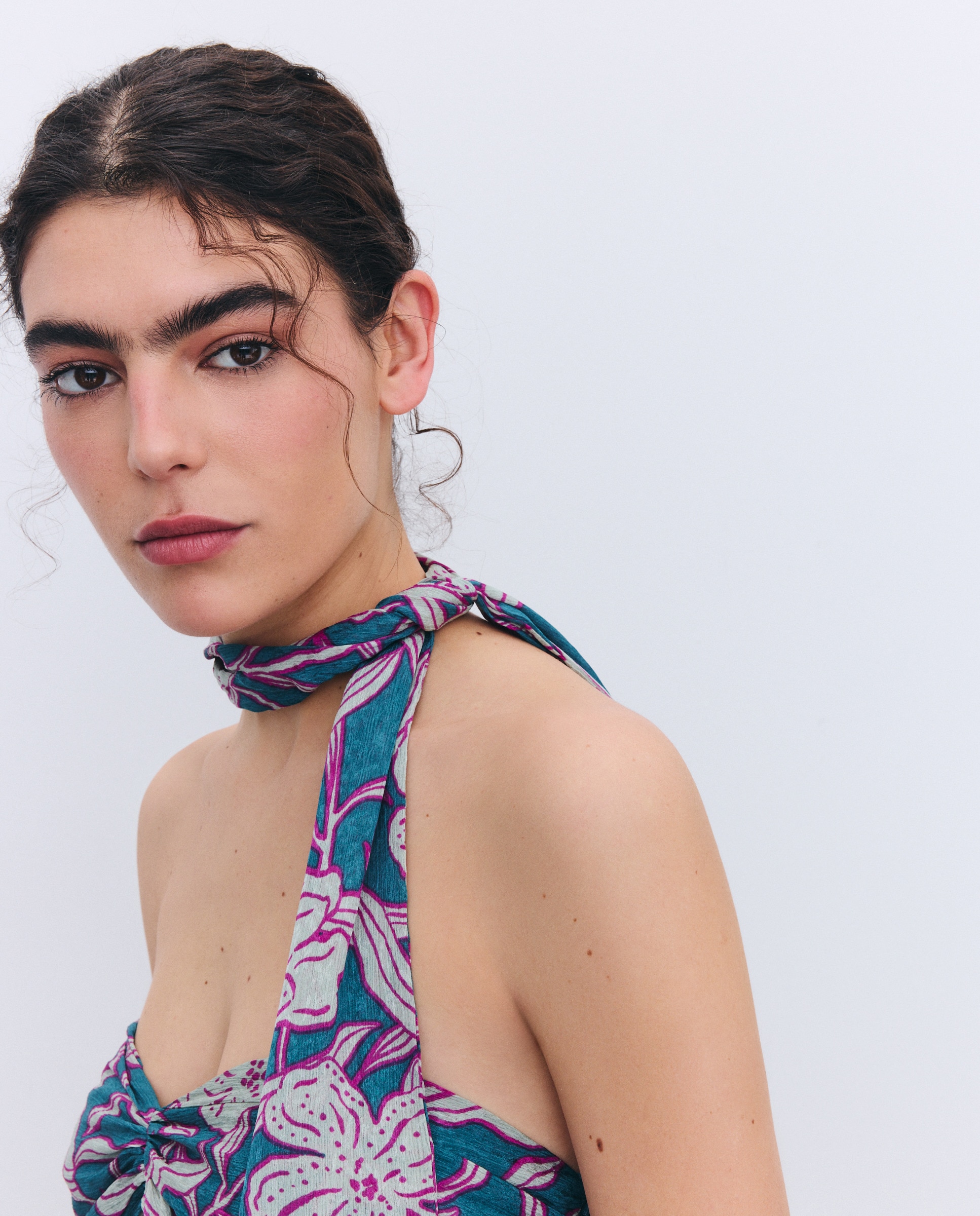 Vestido com Gola Halter e Folhos Verde-4