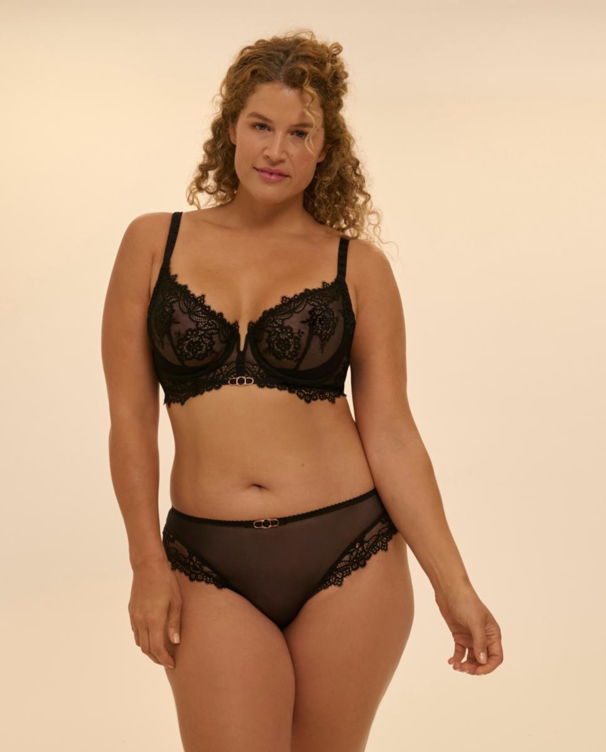 Cueca com Bordados, Guipur e Tule Preto-11