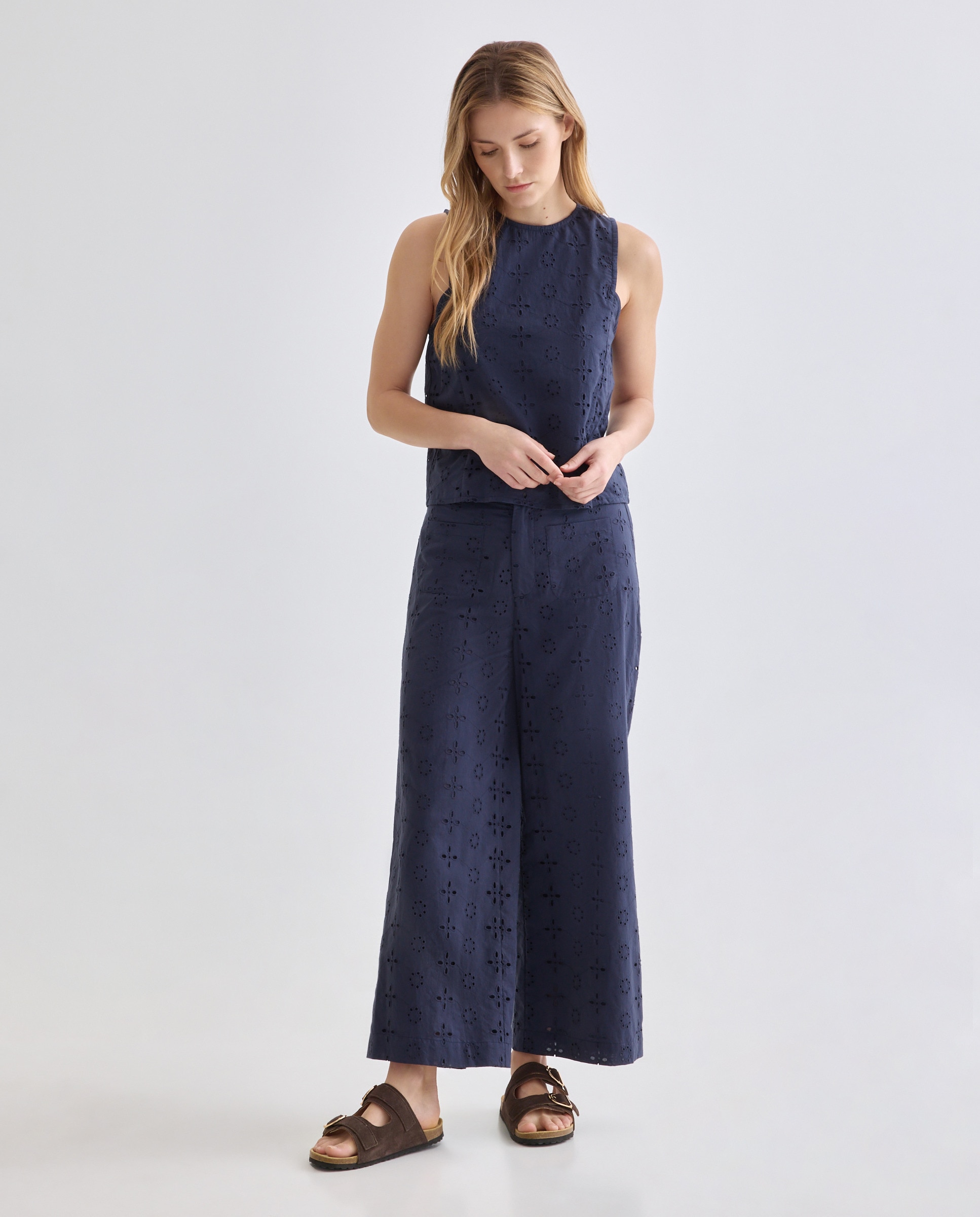 Imagen 0 de Pantalón de mujer bordado total look