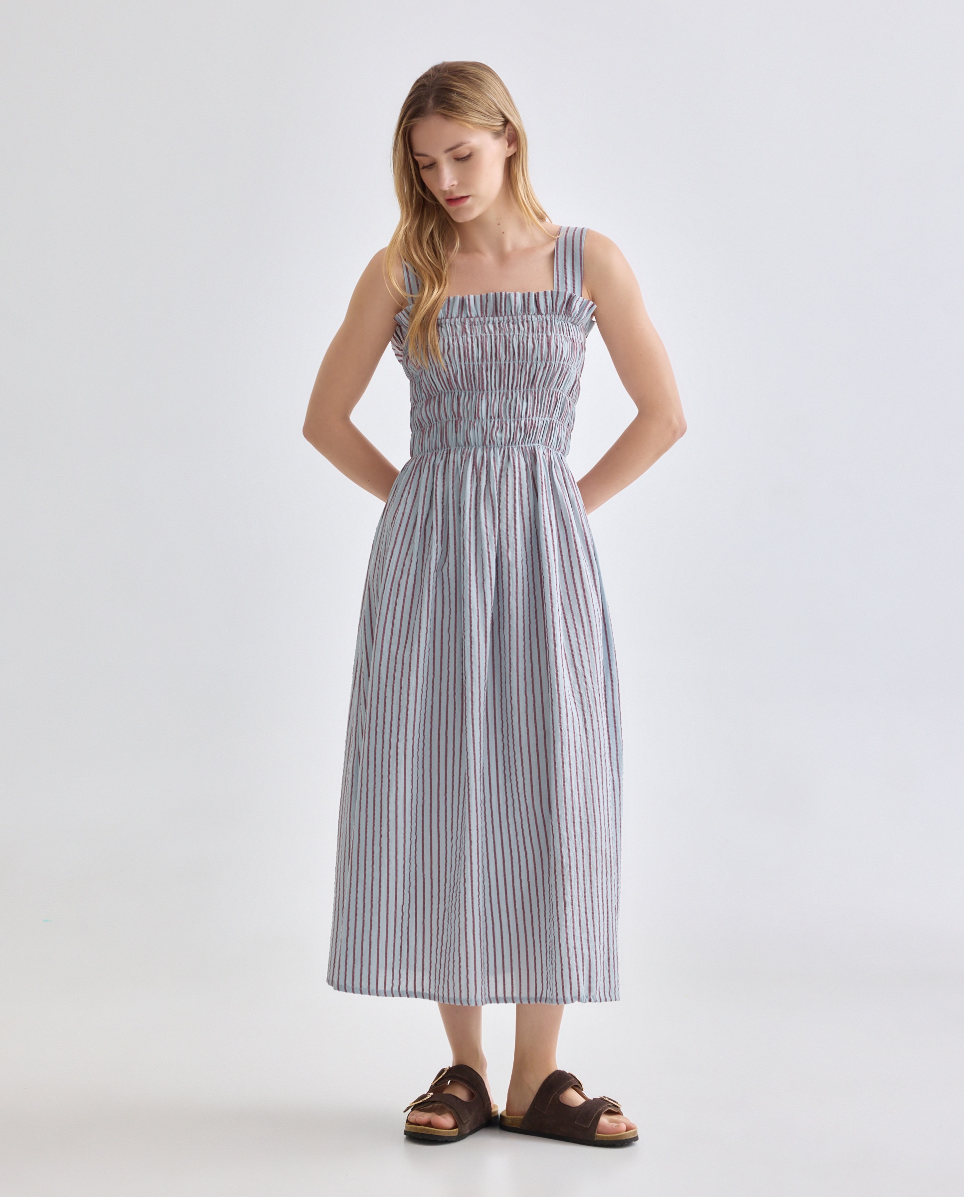 Imagen 0 de Vestido de mujer con pechera fruncida de rayas