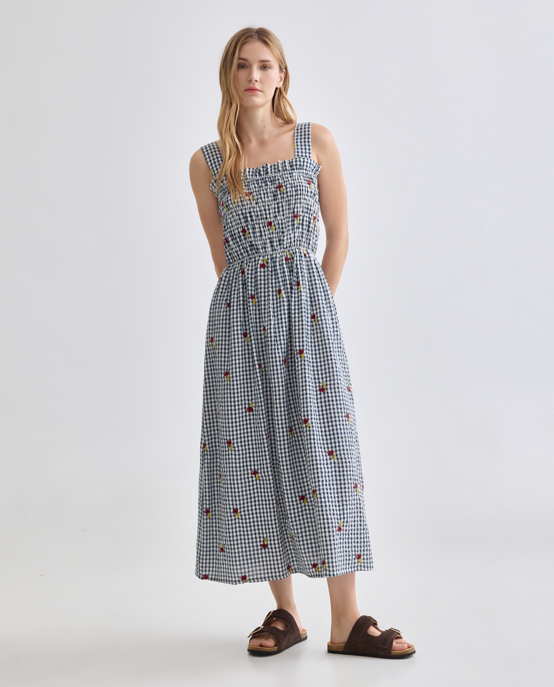 Imagen 0 de Vestido de mujer de cuadros con bordado