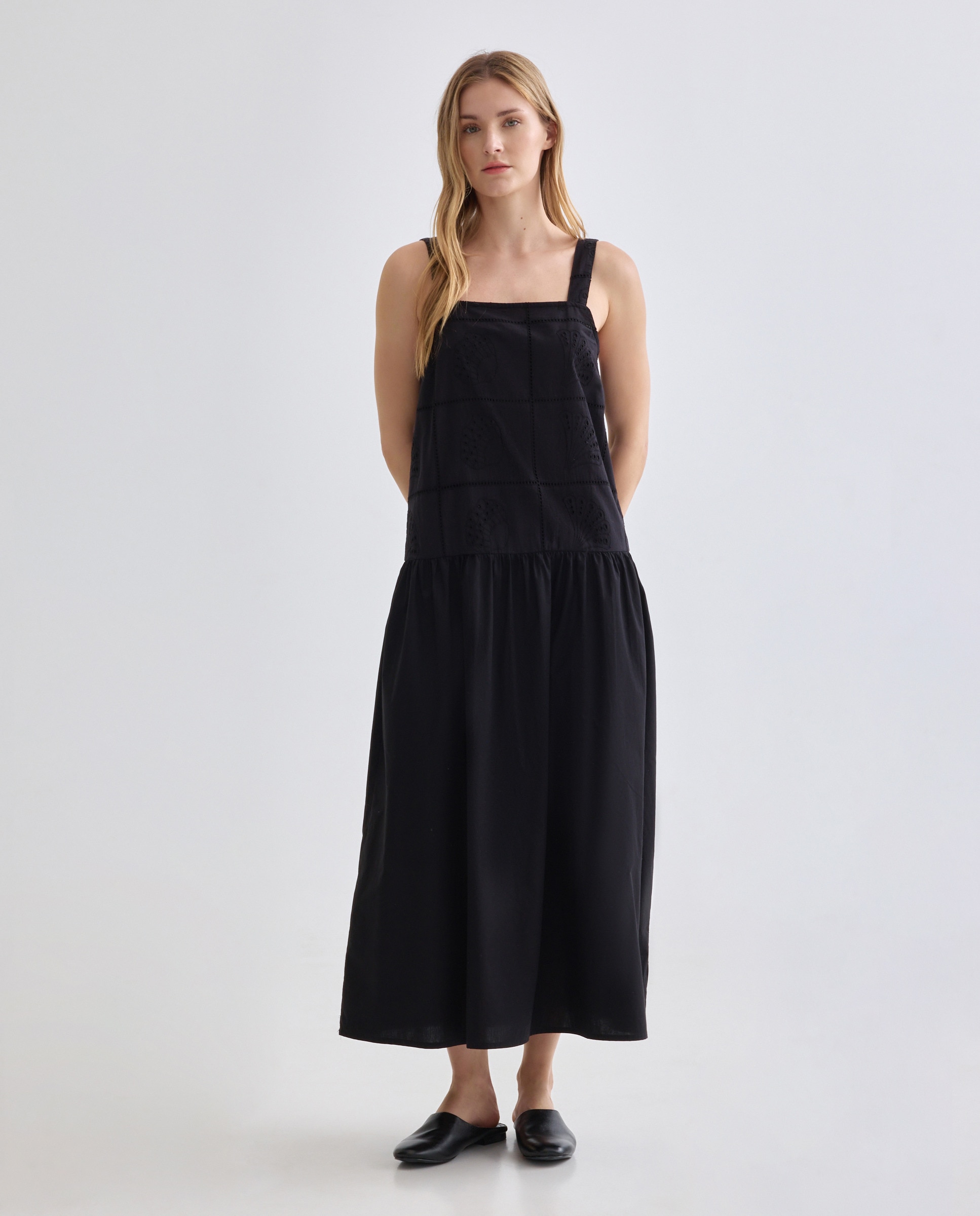 Imagen 0 de Vestido de mujer bordado