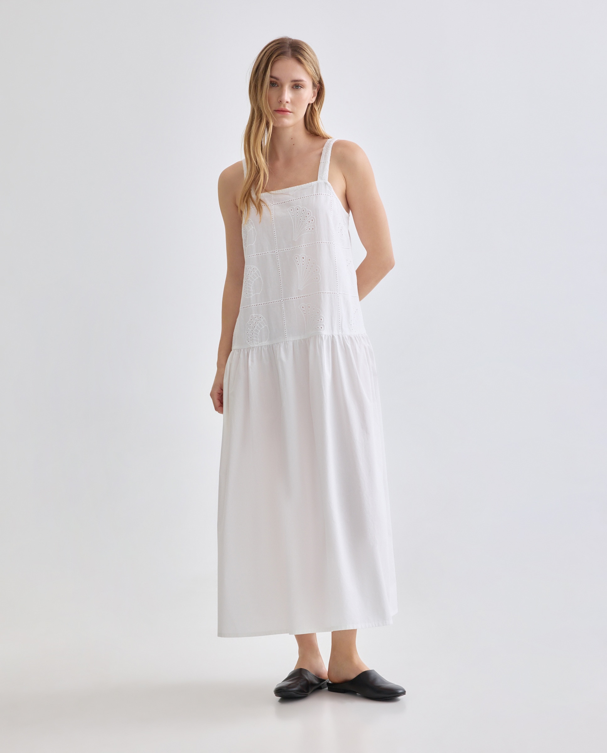 Imagen 0 de Vestido de mujer bordado