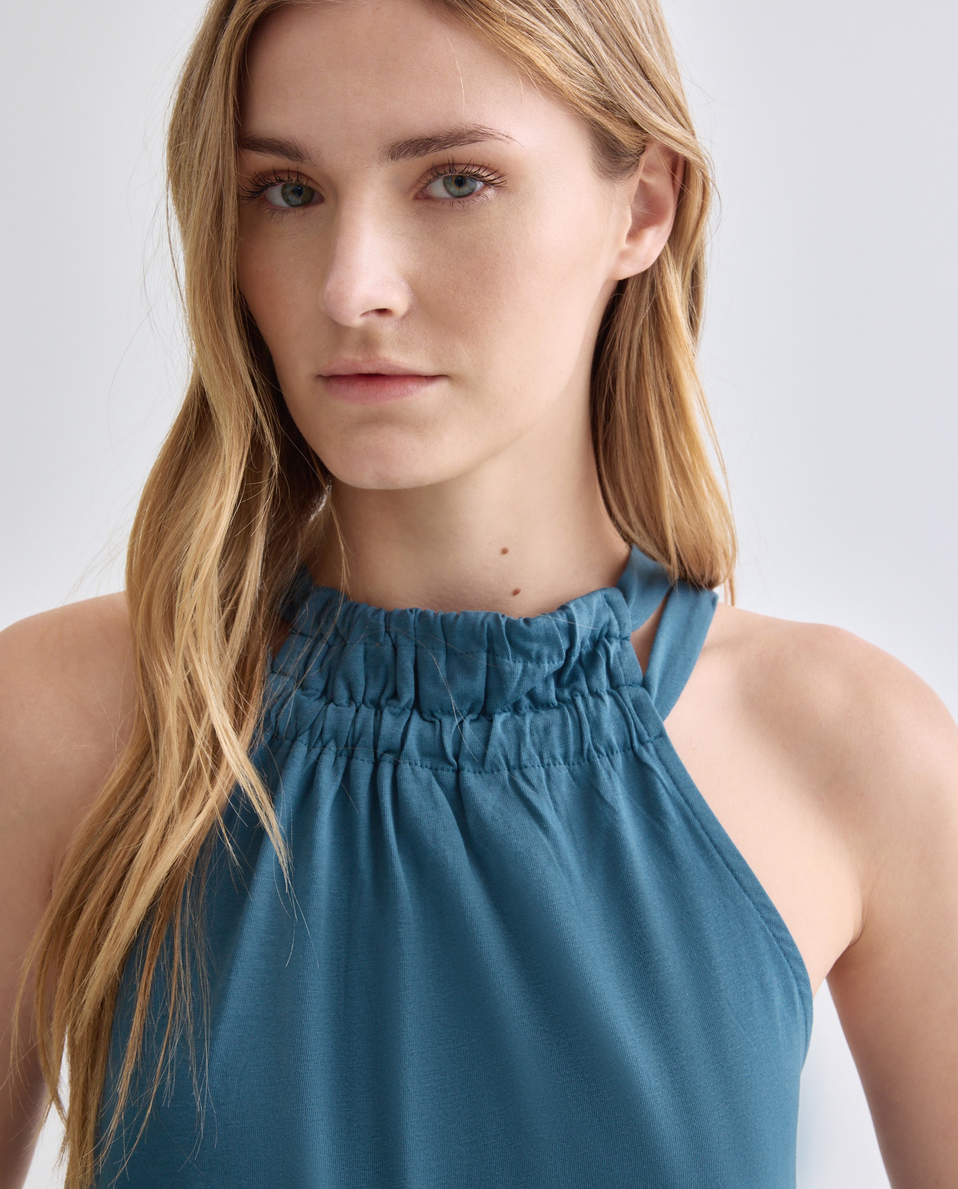 Vestido básico de mujer cuello halter liso Verde Pato-2