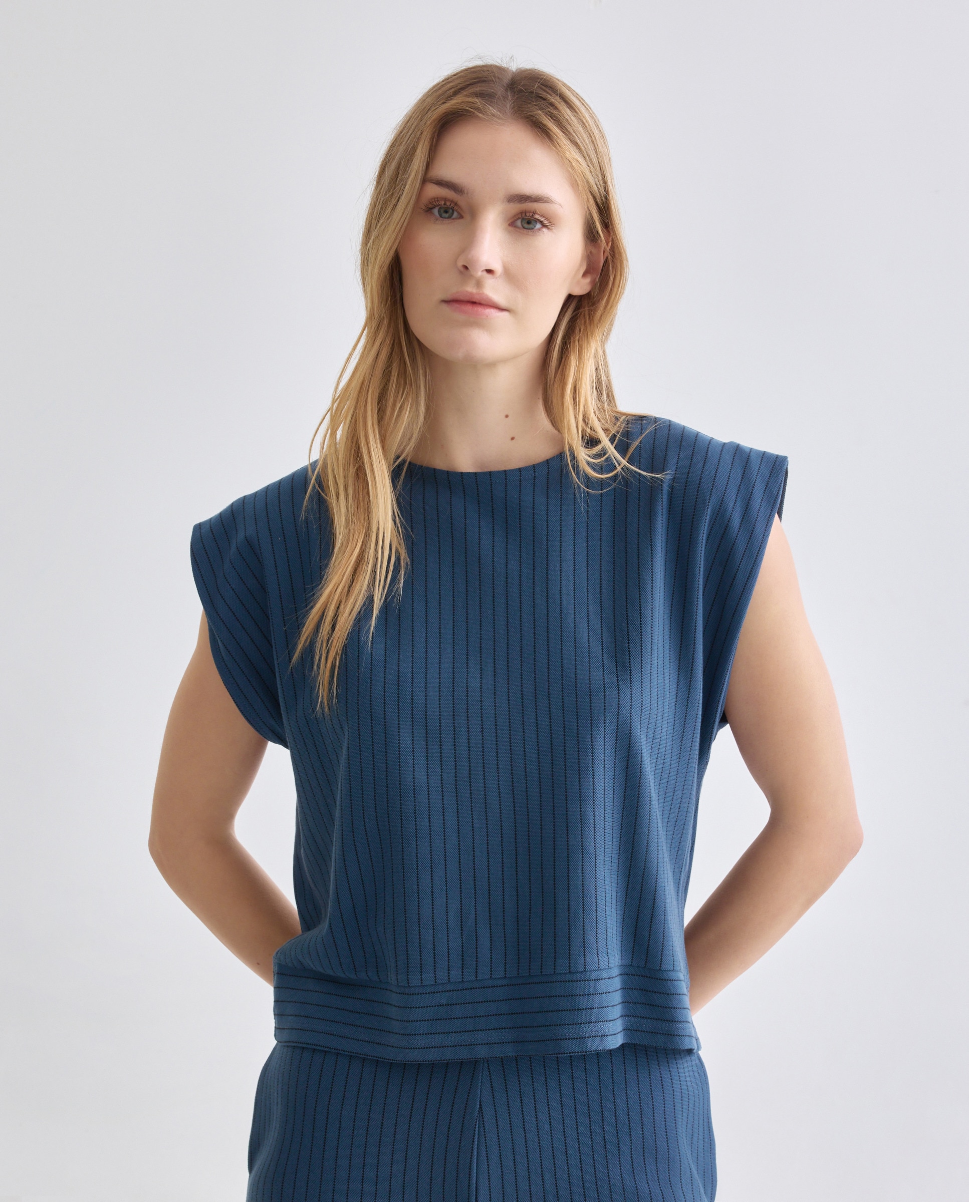 Imagen 0 de Camiseta de mujer cuello caja con espalda abotonada
