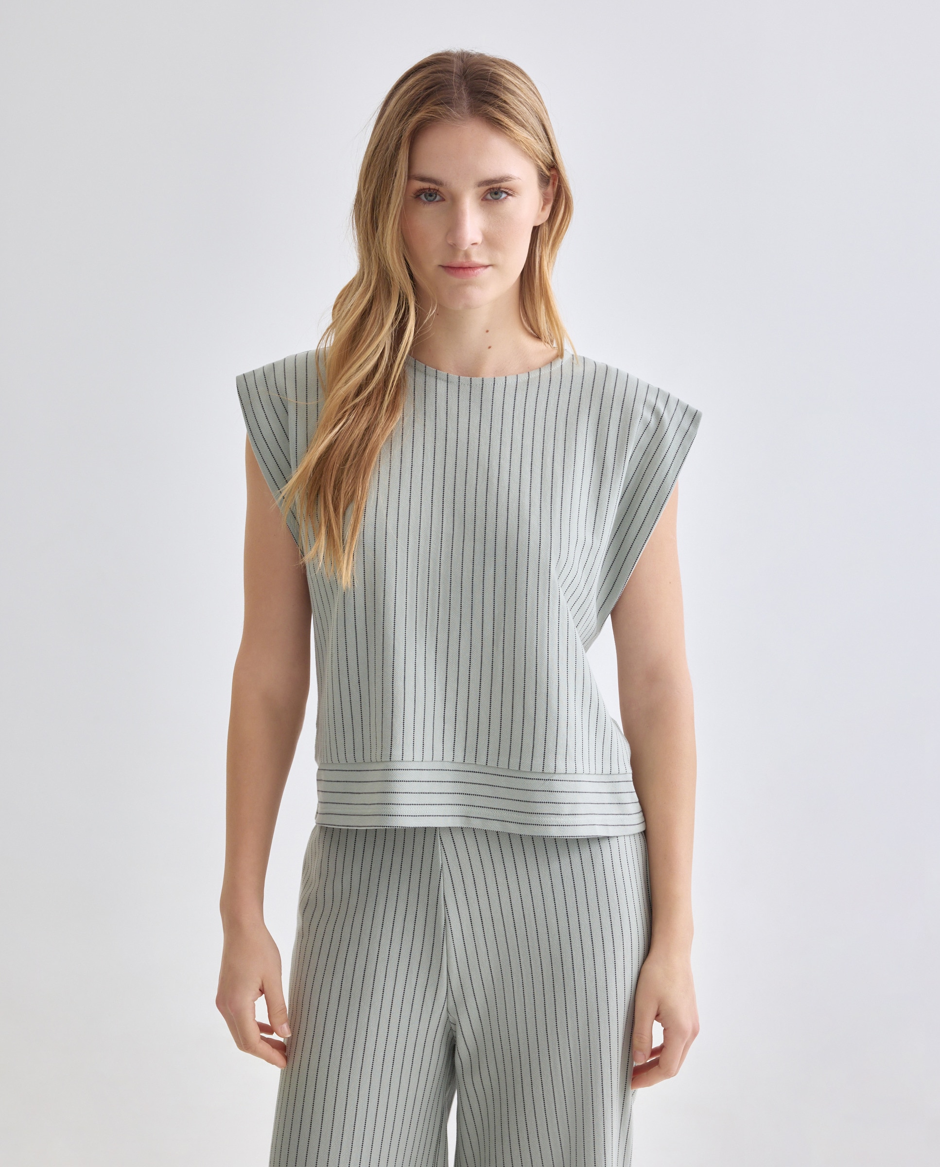 Imagen 0 de Camiseta de mujer cuello caja con espalda abotonada