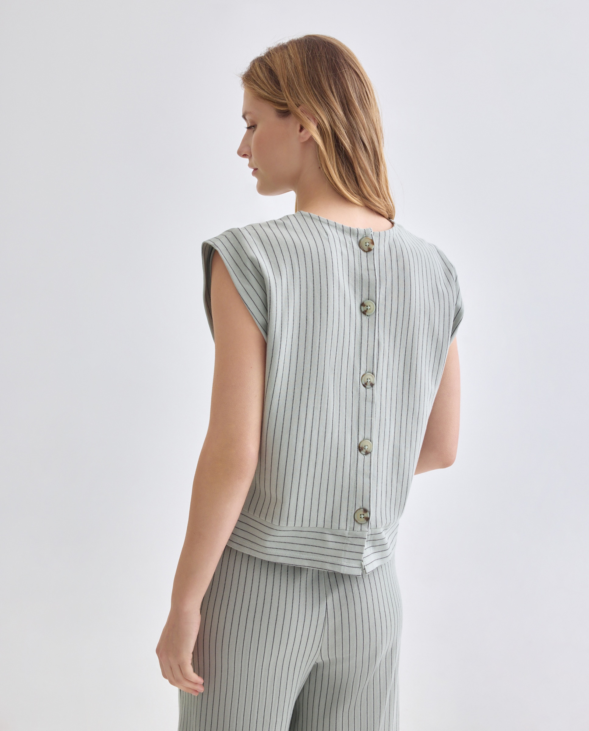 Camiseta de mujer cuello caja con espalda abotonada Verde-3
