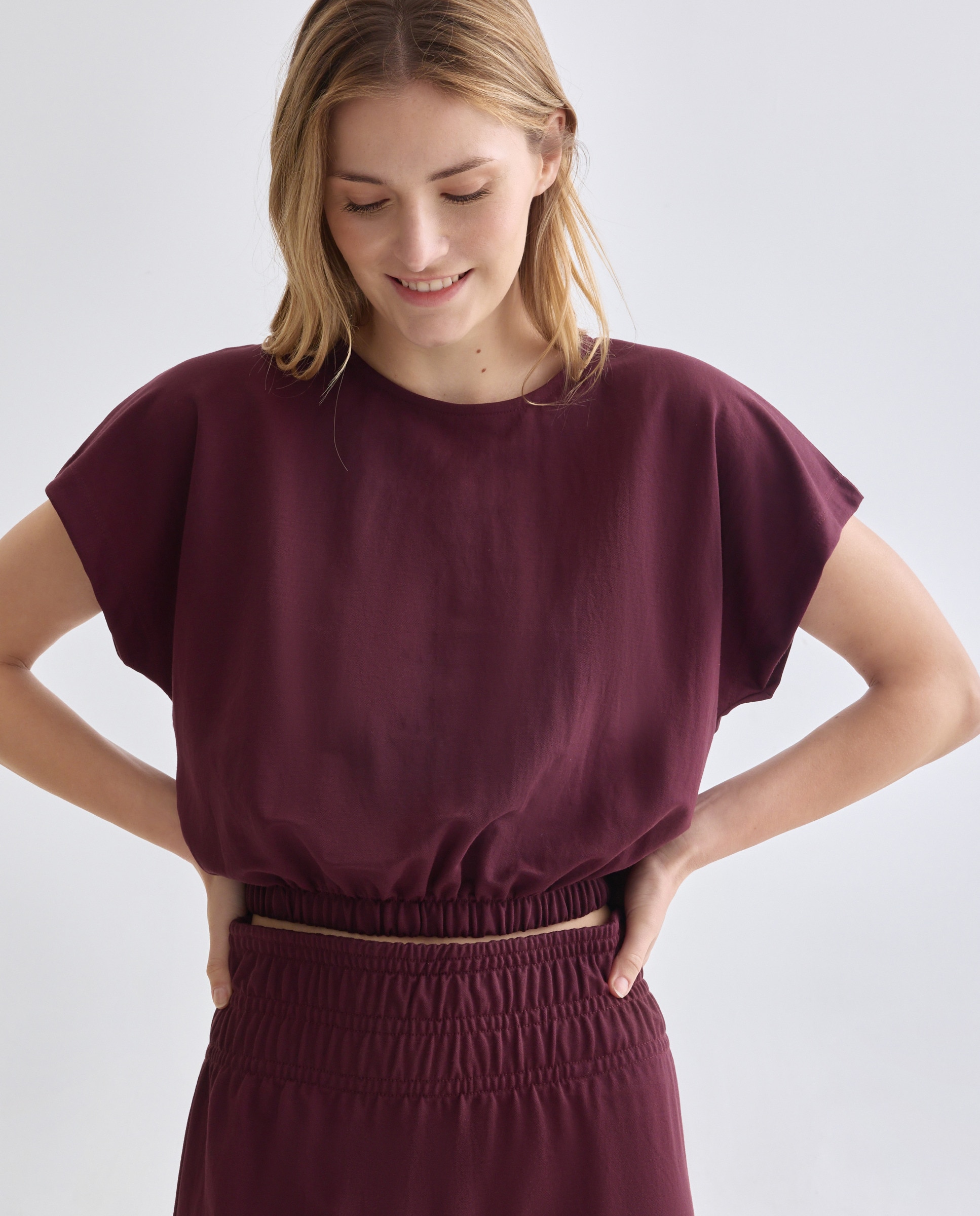 Imagen 0 de Camiseta de mujer cuello caja con cintura elástica