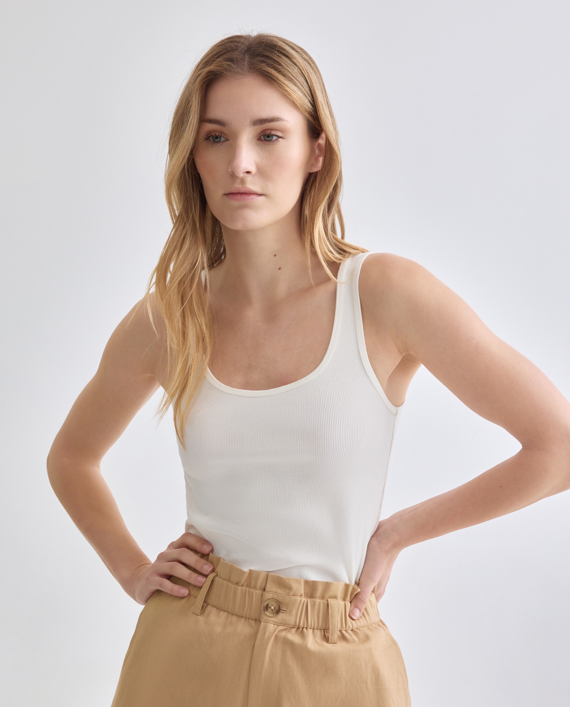 Imagen 0 de Camiseta básica de tirantes de mujer de canalé