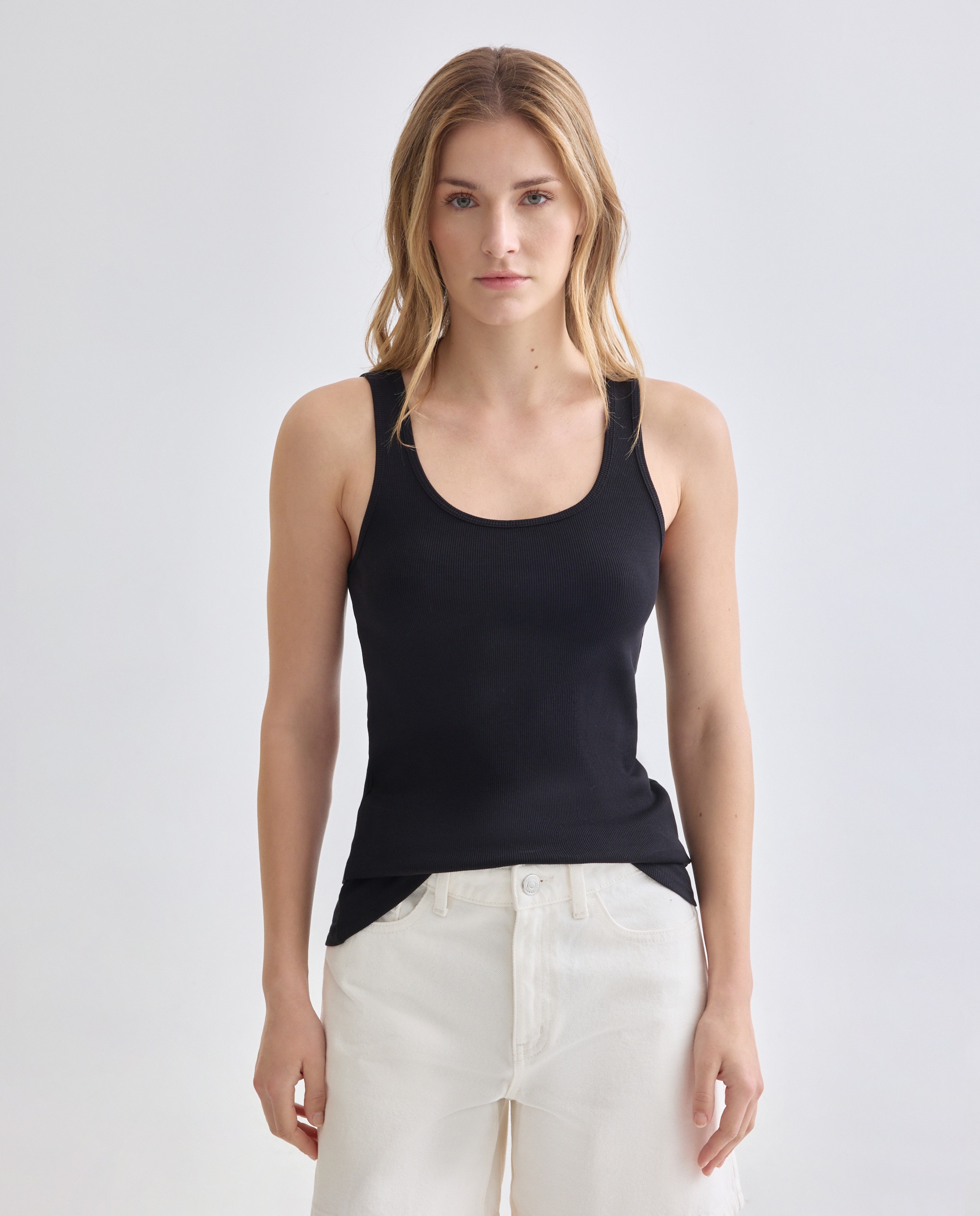 Imagen 0 de Camiseta básica de tirantes de mujer de canalé