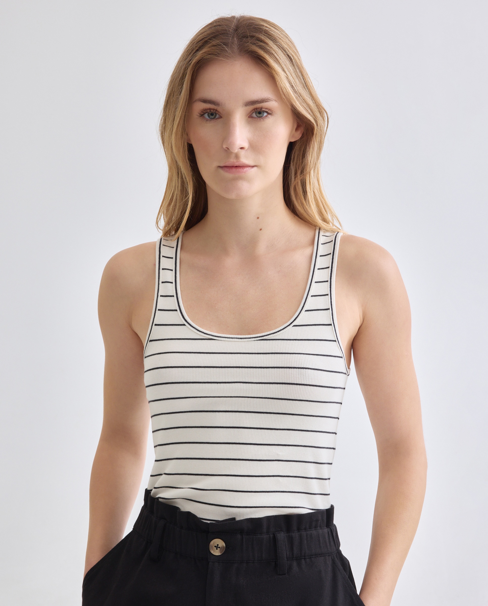Imagen 0 de Camiseta básica de tirantes de mujer de canalé