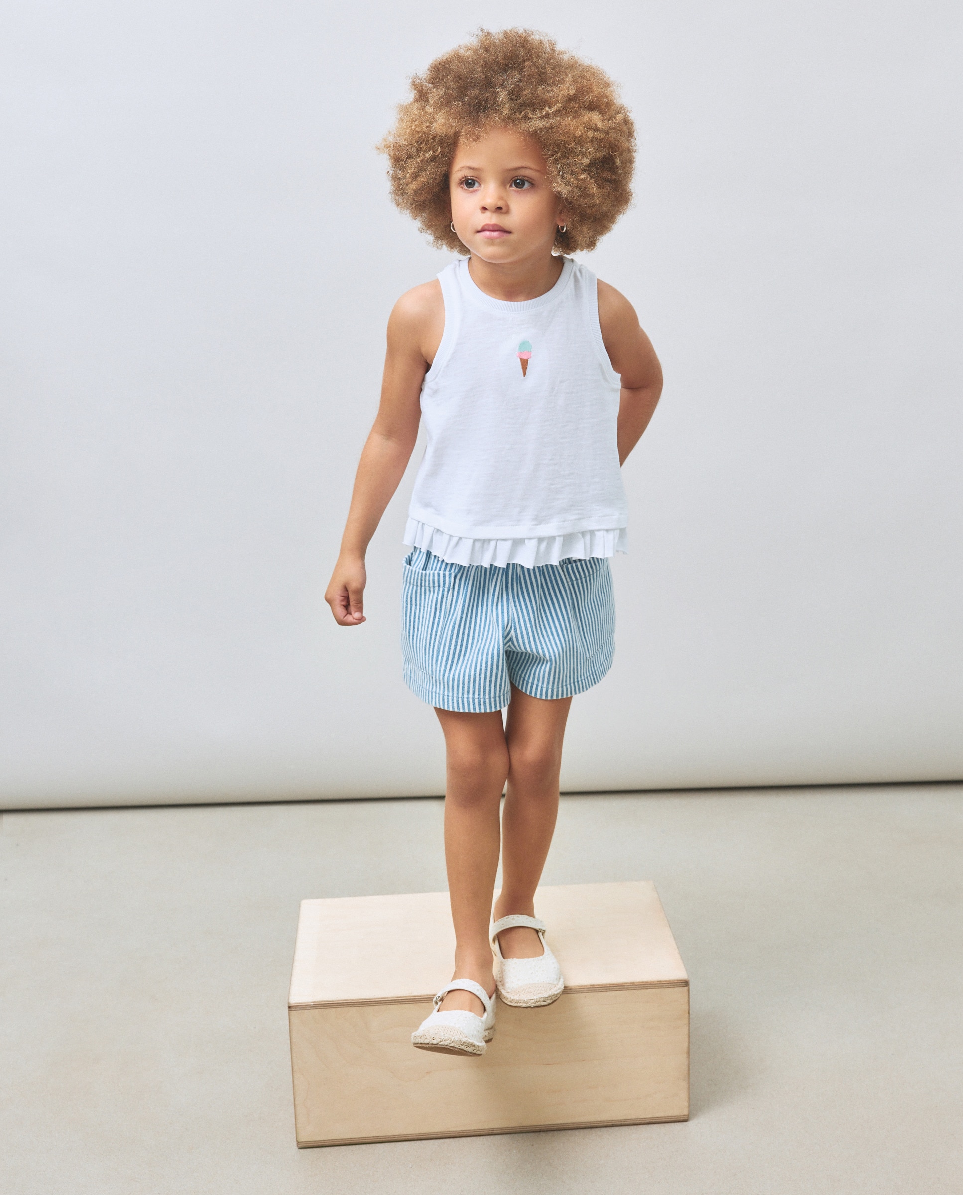 T-shirt de Alças com Folhos na Parte Inferior e Pequeno Bordado no Centro Kids El Corte Inglés Branco-marfim-2