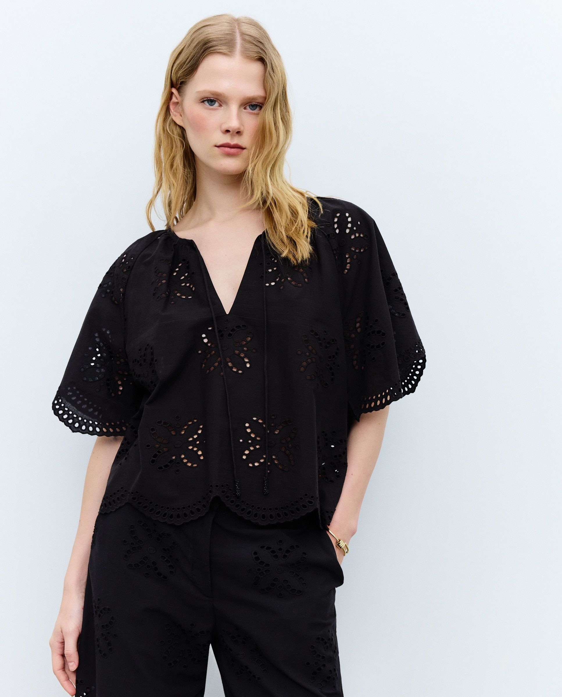 Imagem 0 de Blusa de Manga Curta com Rendilhados e Gola à Padre