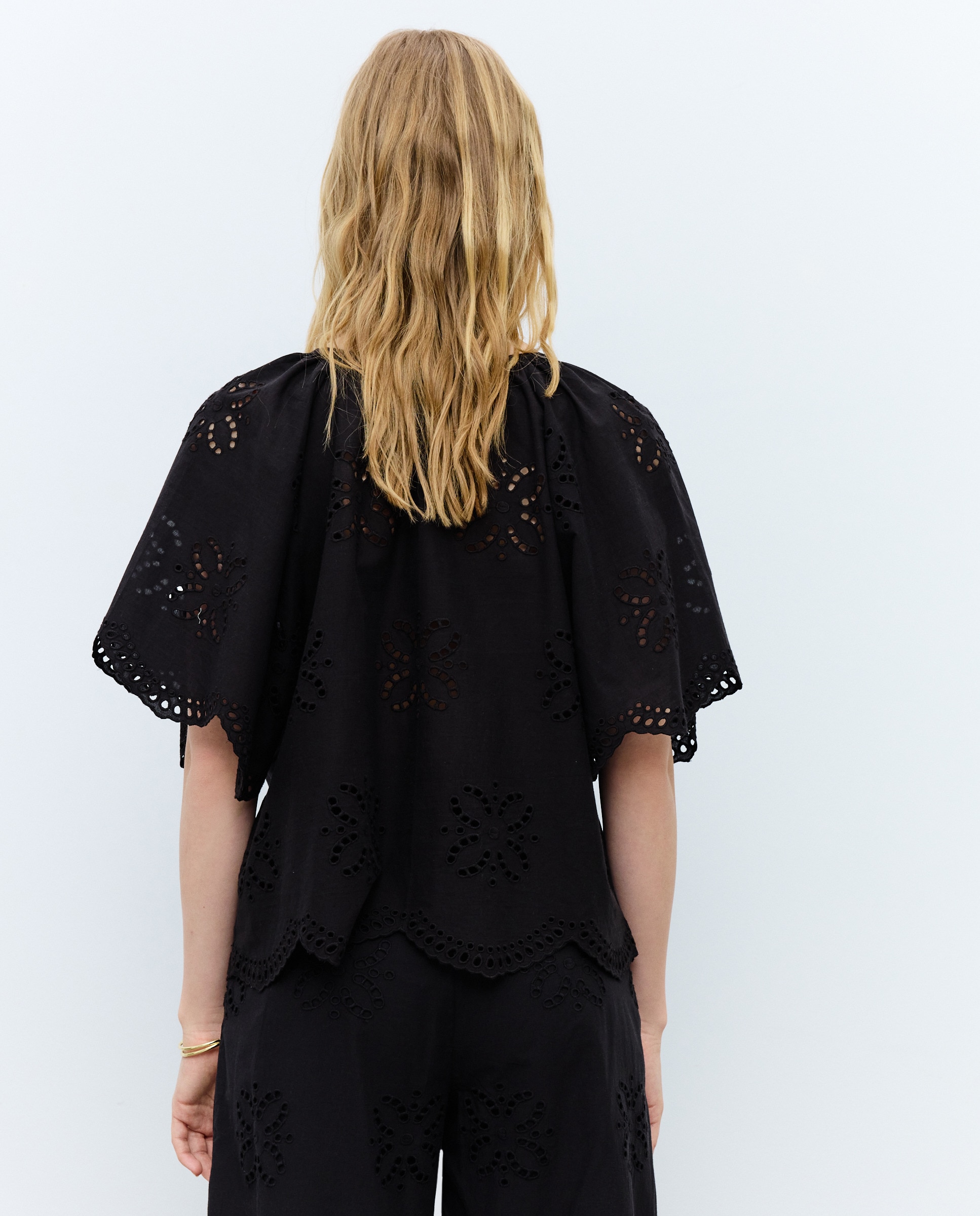 Blusa de Manga Curta com Rendilhados e Gola à Padre Preto-3