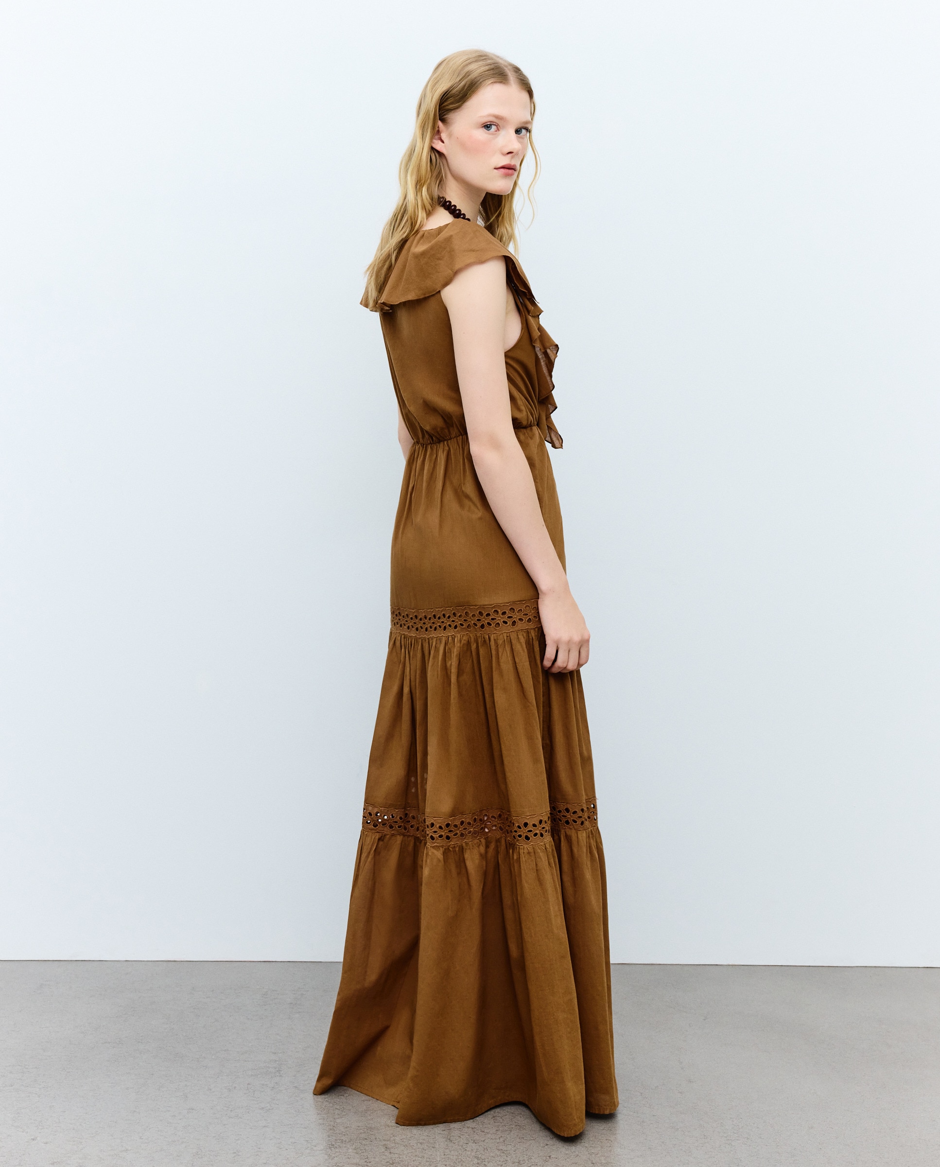 Vestido comprido com folhos 370 Ocre-3
