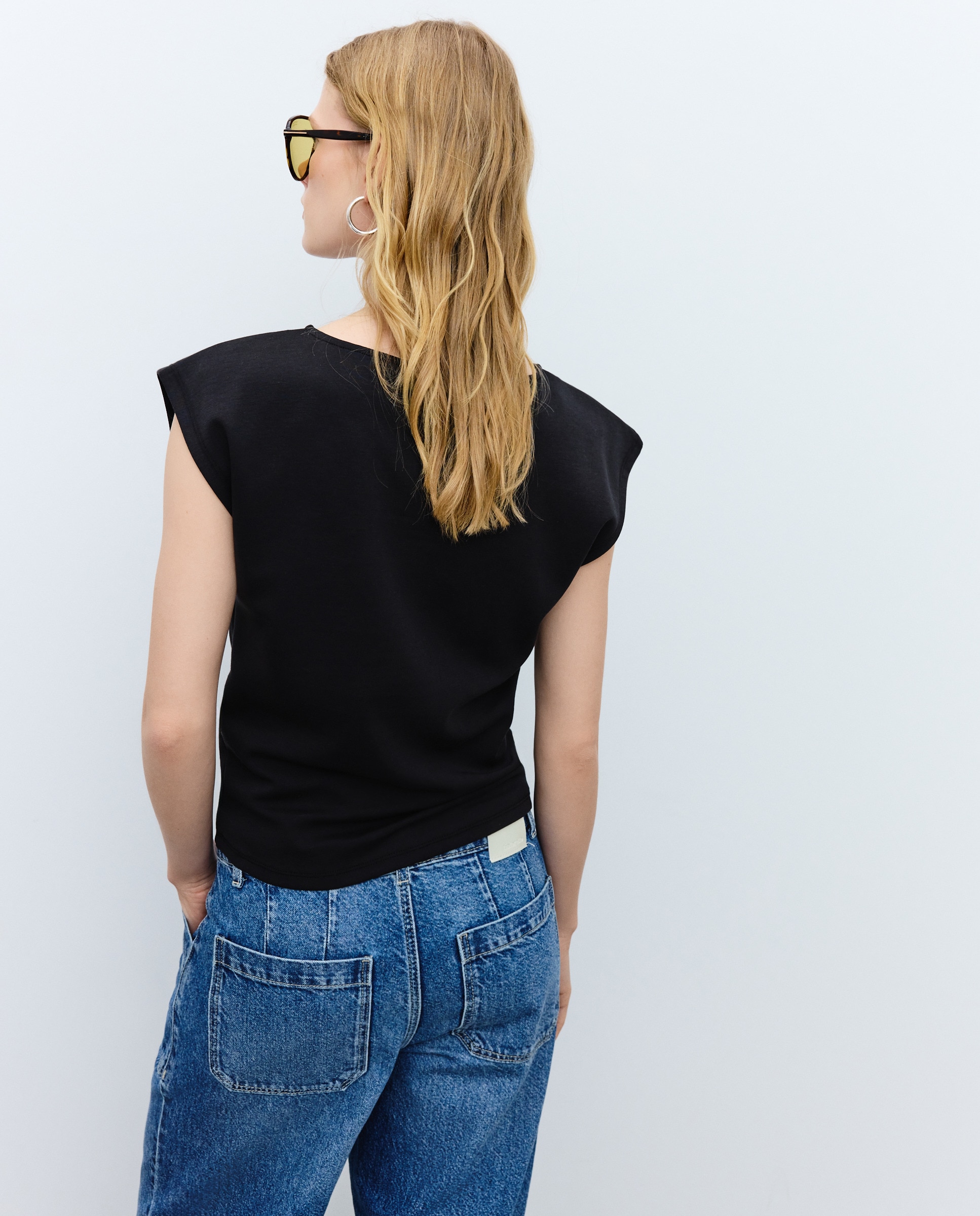 T-shirt com Detalhe de Missanga no Decote Preto-3