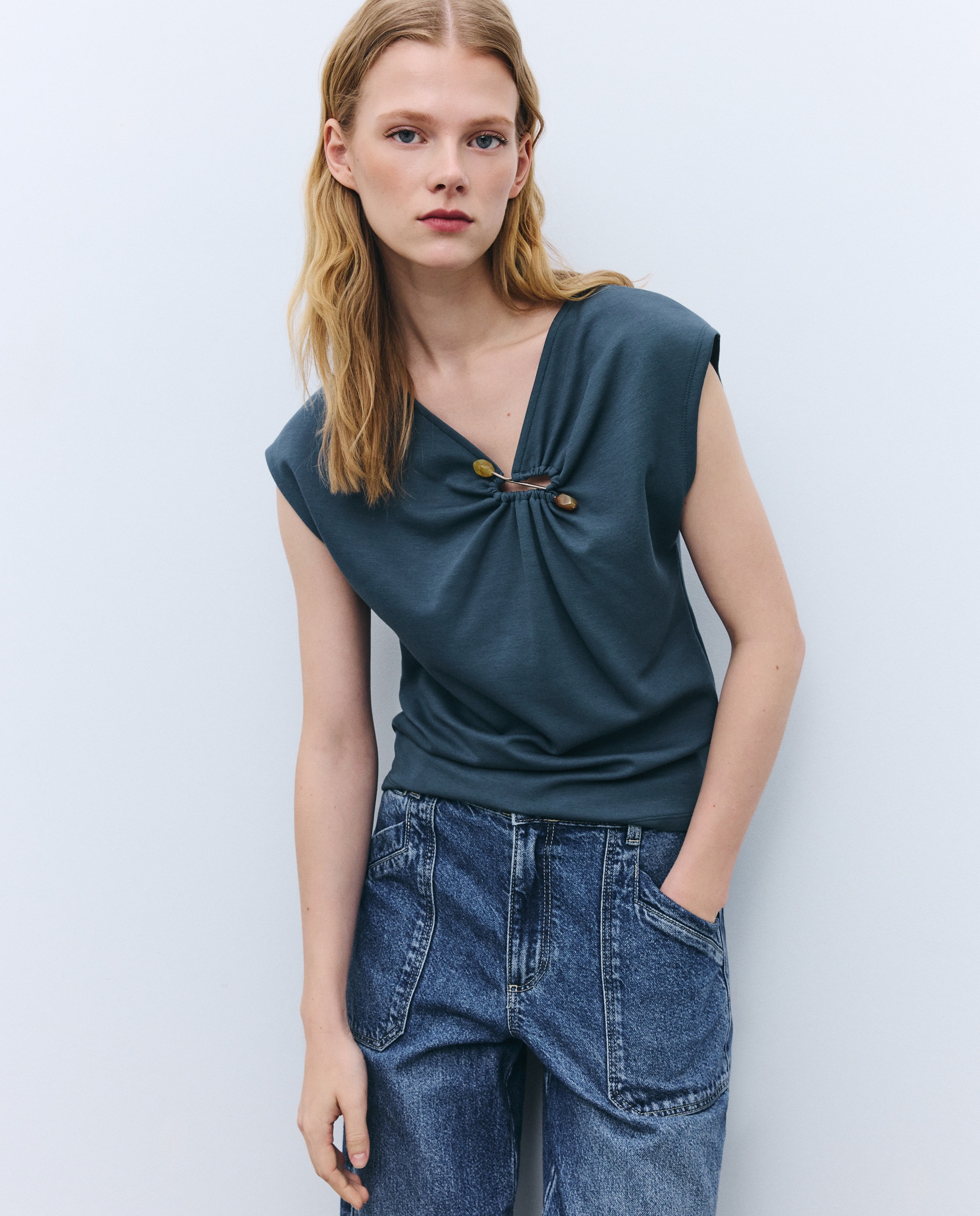 T-shirt com Detalhe de Missanga no Decote Verde Pato-1