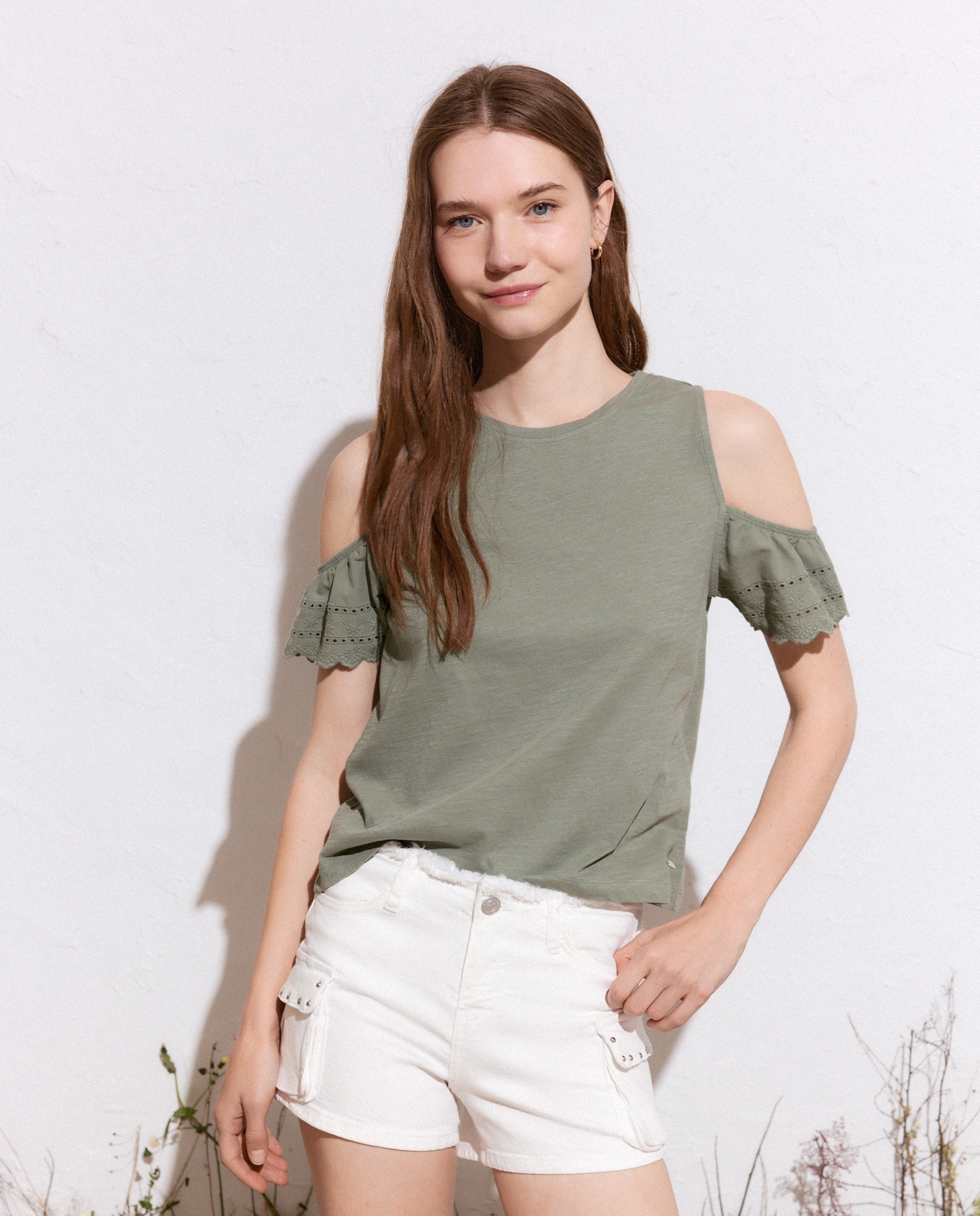 Imagem 0 de T-shirt com Cut Out de Bordado Suíço