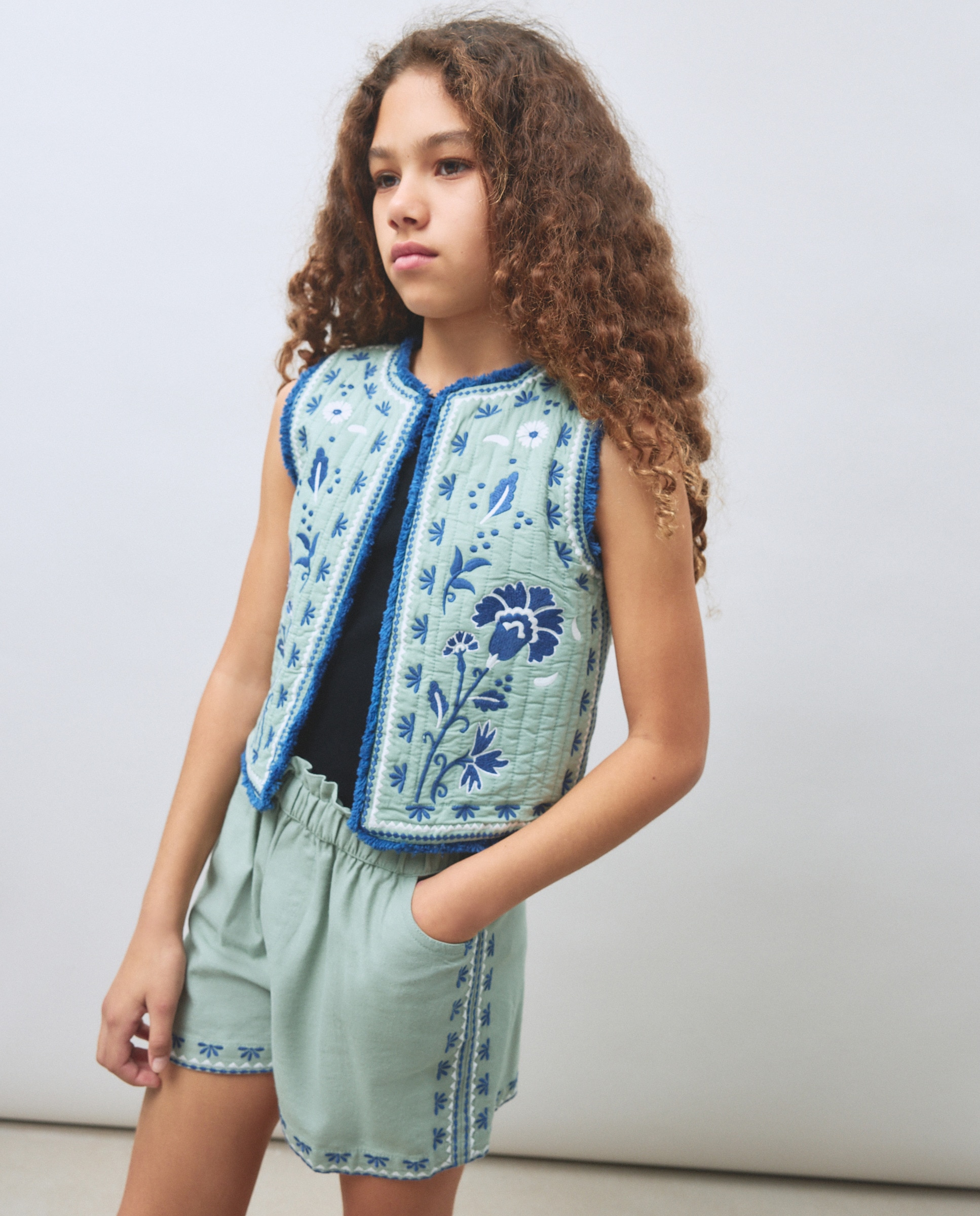 Imagem 0 de Colete com Bordado Floral