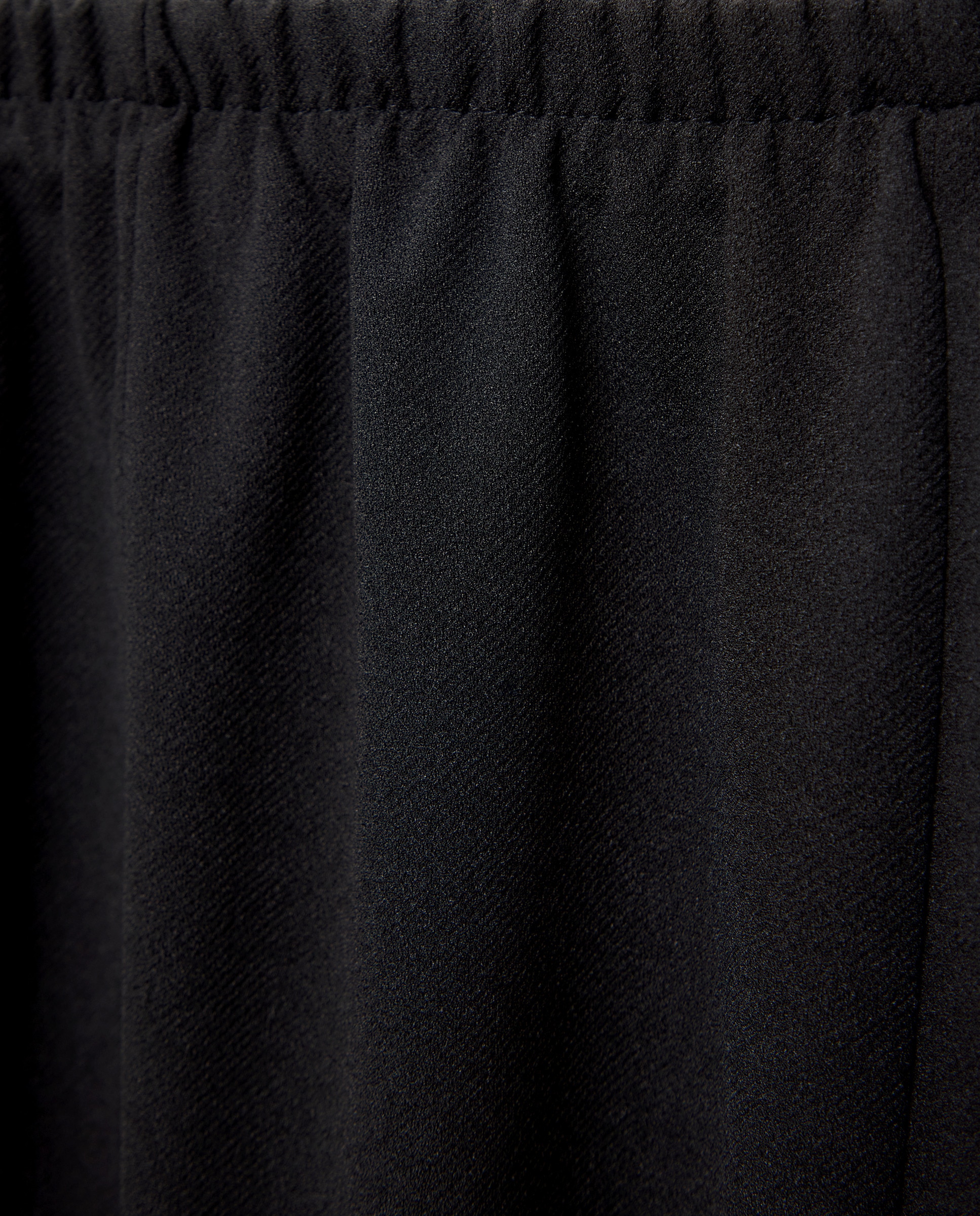 Saia Lisa com Cós Elástico Preto-5