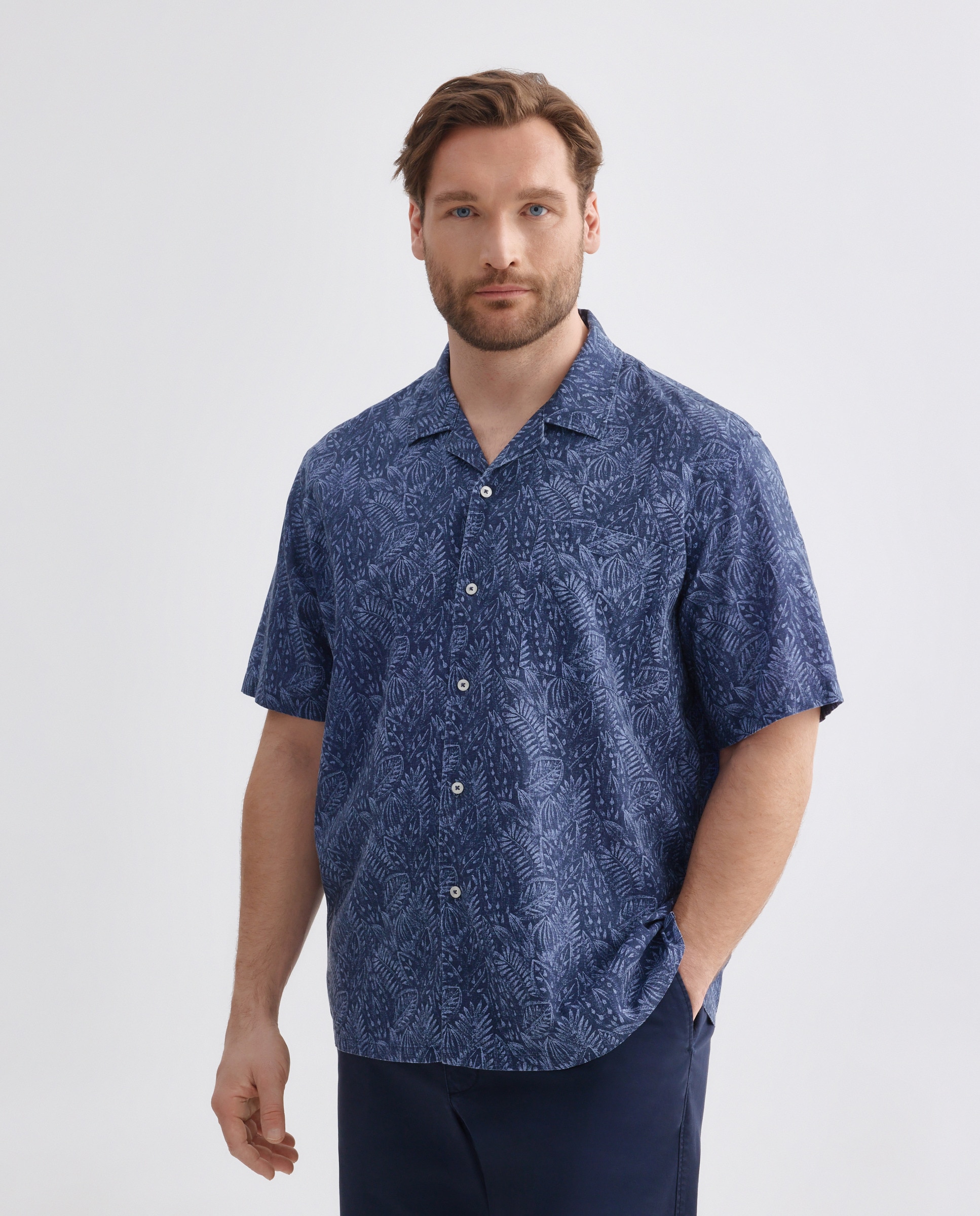 Imagem 0 de Camisa de Manga Curta Tamanhos Grandes com Colarinho de Bowling e Estampado de Folhas Classic Fit