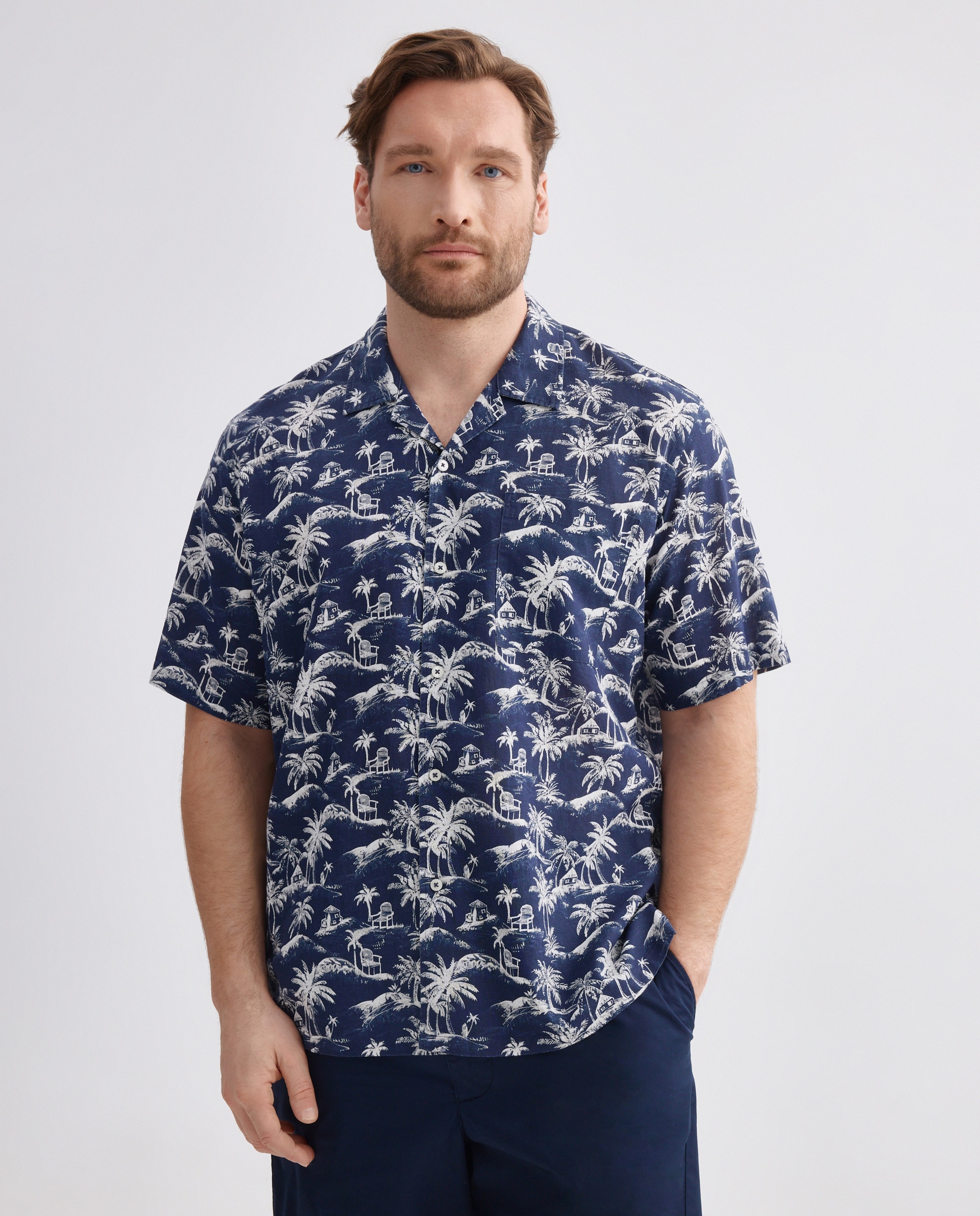 Imagem 0 de Camisa de Manga Curta Tamanhos Grandes com Colarinho de Bowling e Estampado de Palmeiras Classic Fit