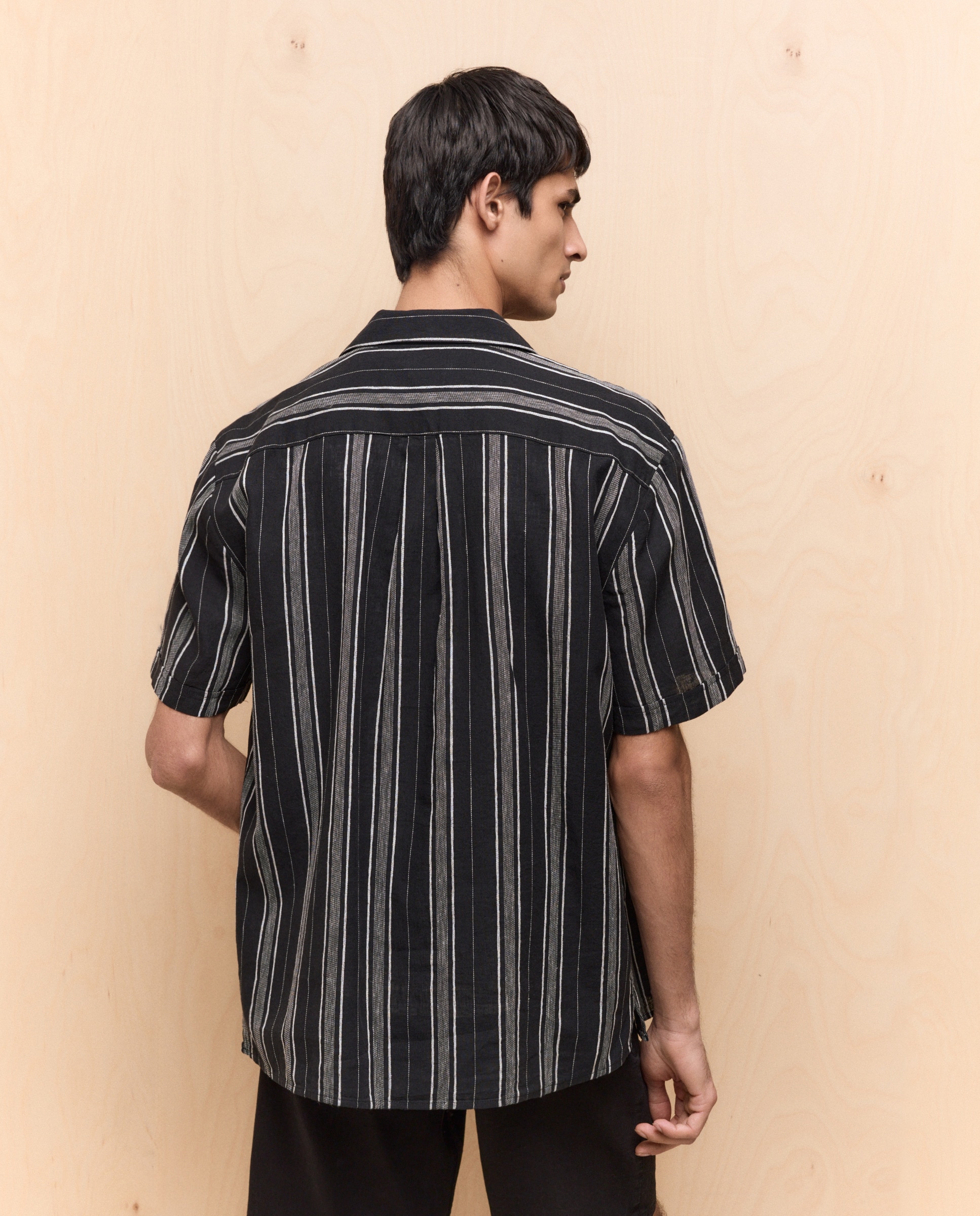 Camisa Bowling com Manga Curta e Estampado Étnico Preto-3