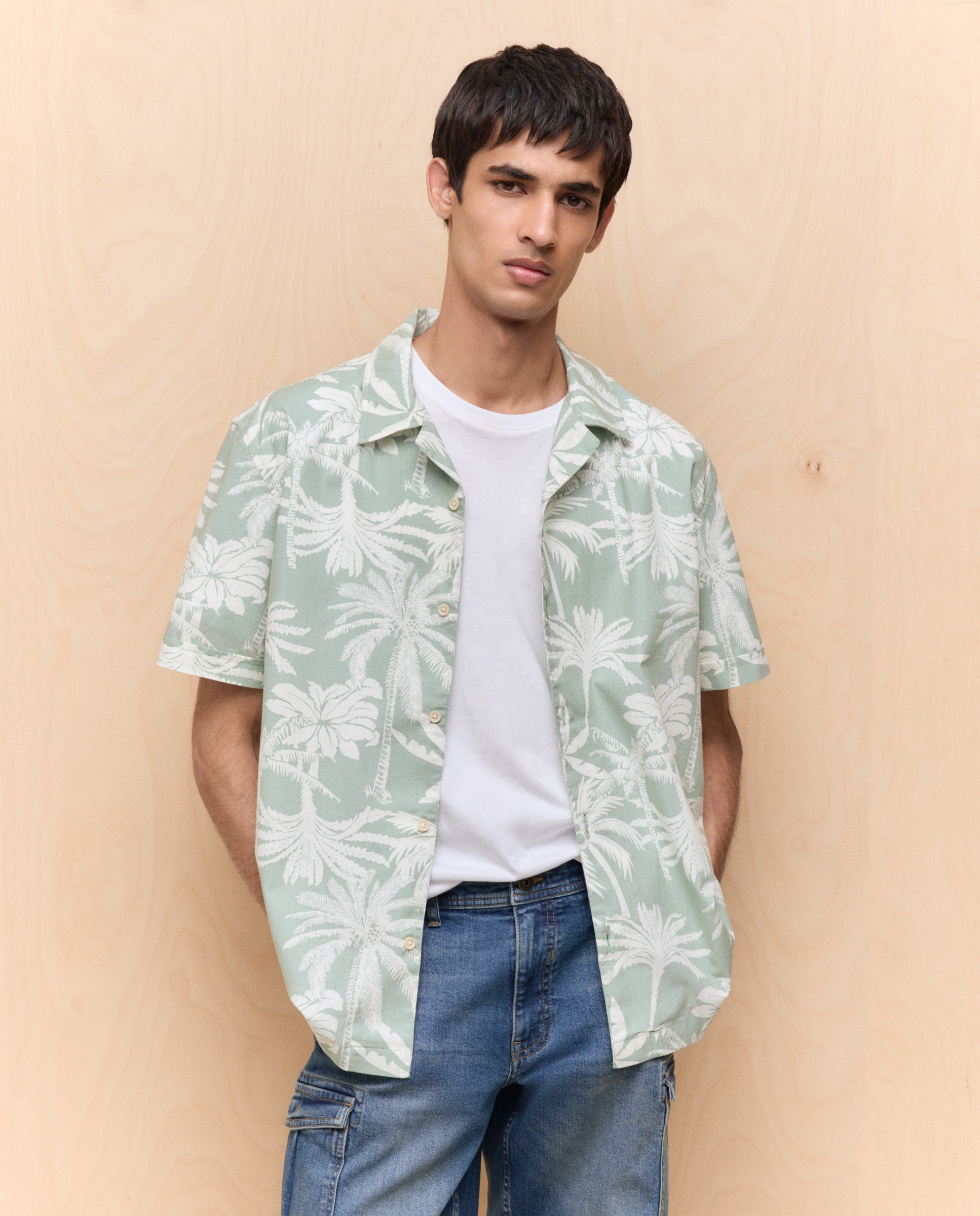 Imagem 0 de Camisa Bowling com Manga Curta e Estampado de Folhas