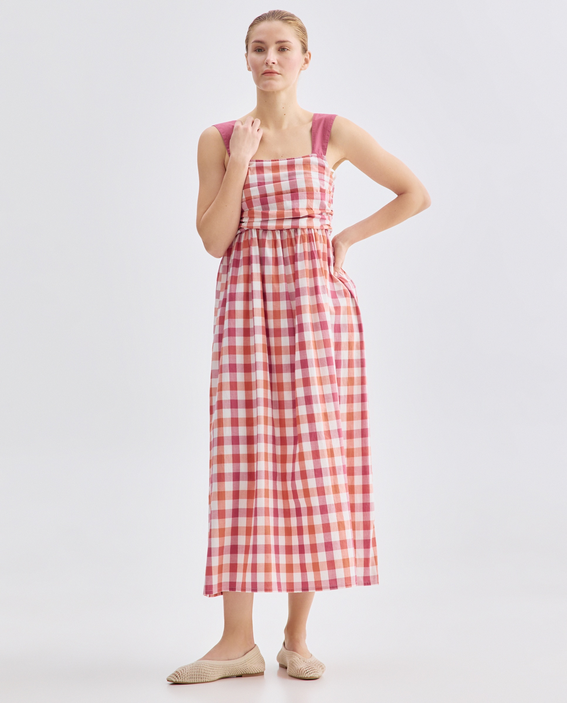 Imagen 0 de Vestido de mujer de cuadros con tirantes a contraste