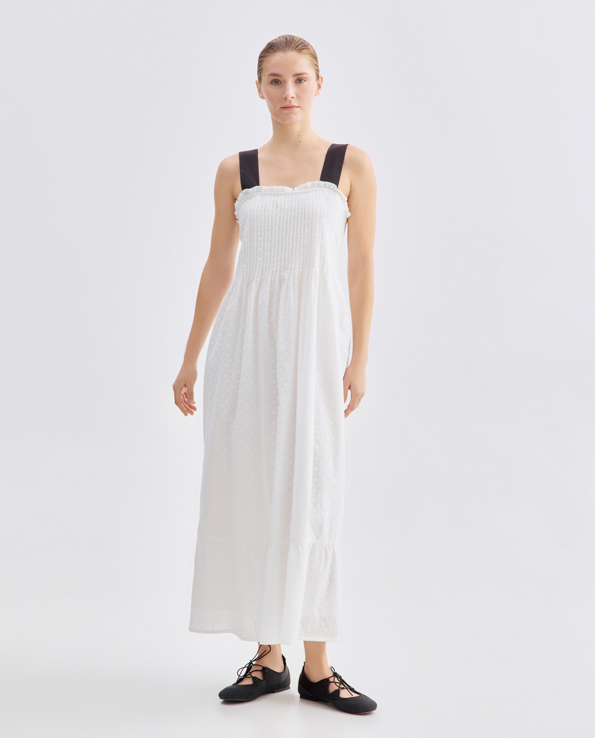 Imagen 0 de Vestido de mujer bordado con tirantes a contraste