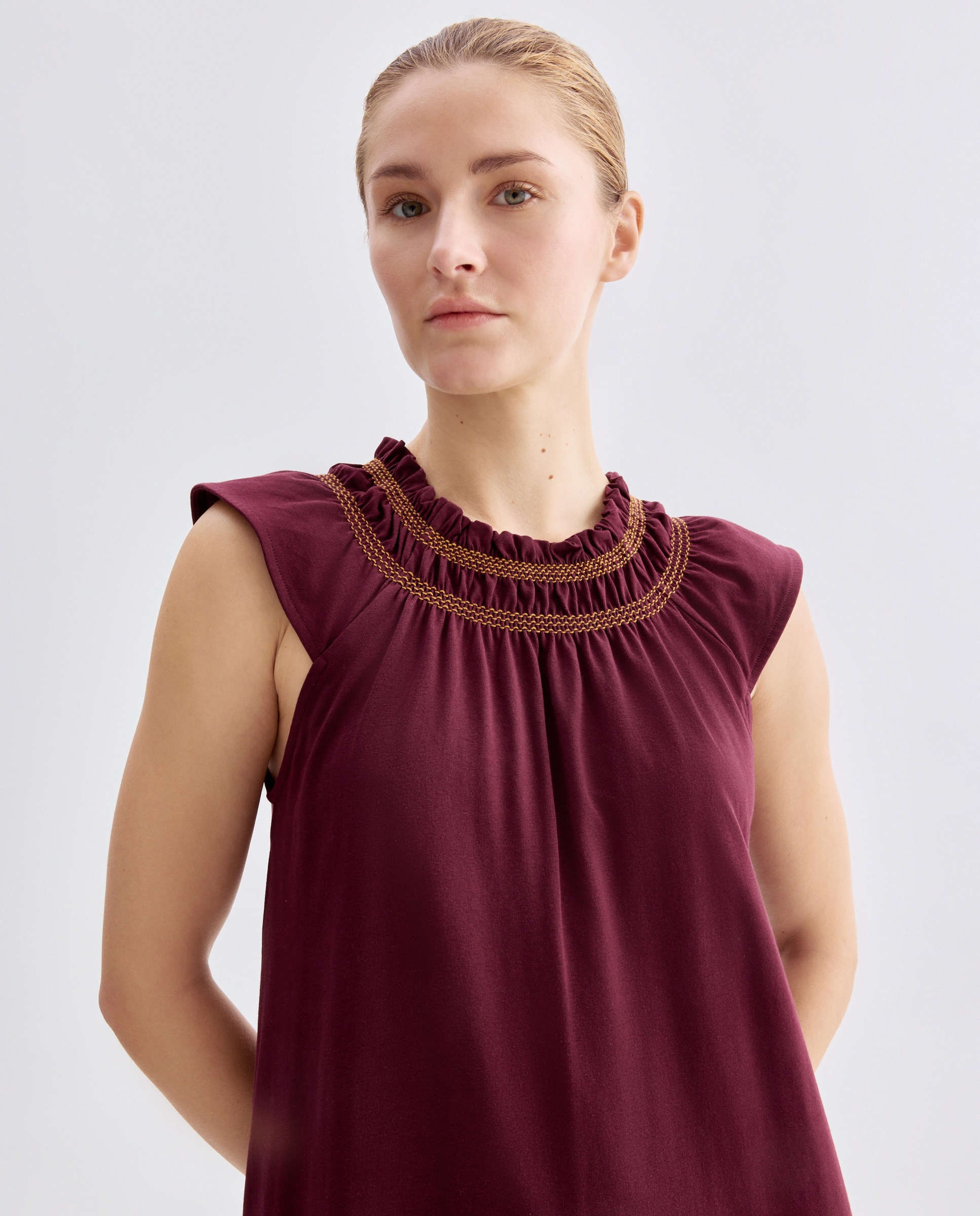 Vestido de mujer cuello caja fruncido sin mangas Burdeos-2