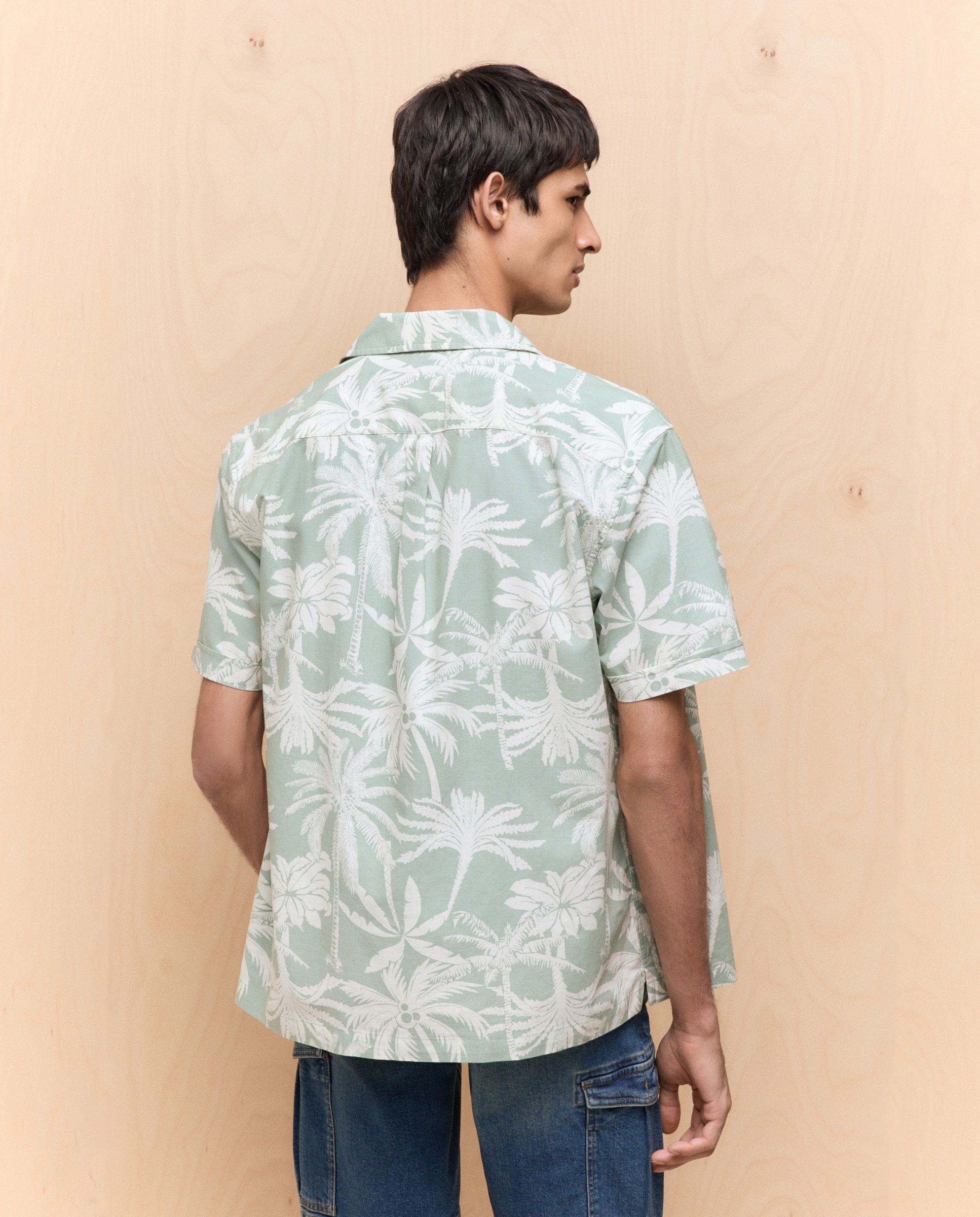 Camisa Bowling com Manga Curta e Estampado de Folhas Verde-2