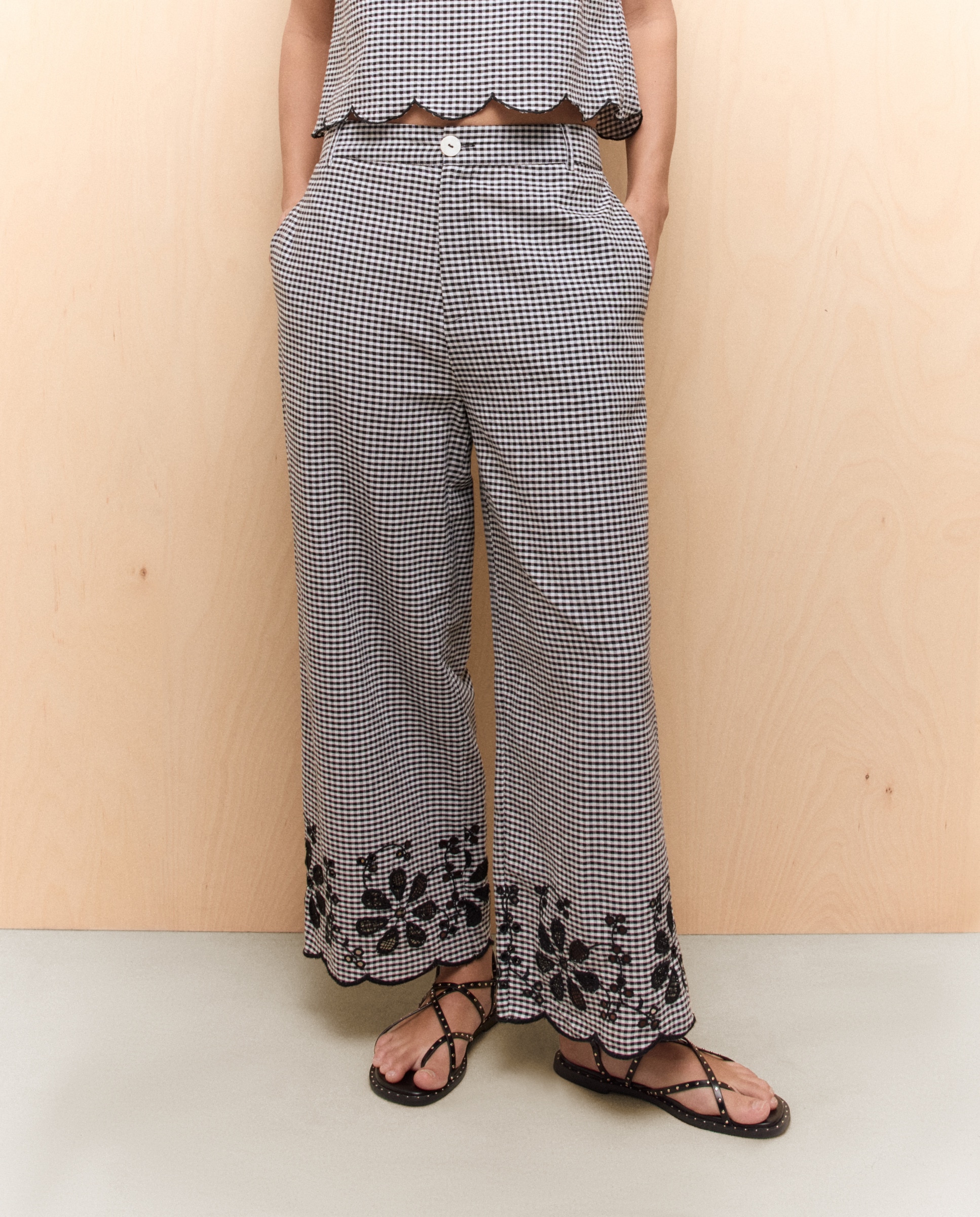 Calças Tipo Culotte com Bainha Bordada Preto-2