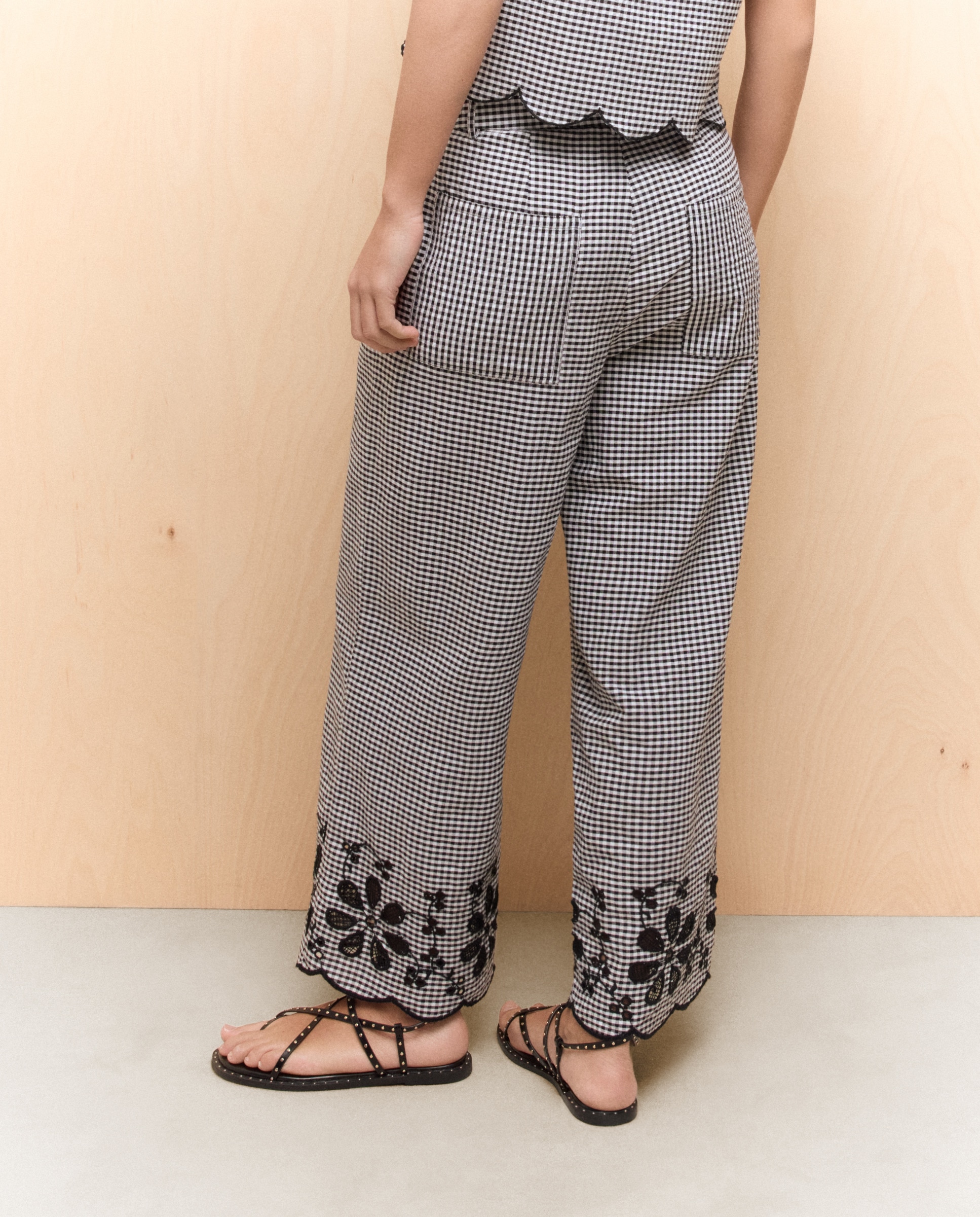 Calças Tipo Culotte com Bainha Bordada Preto-3