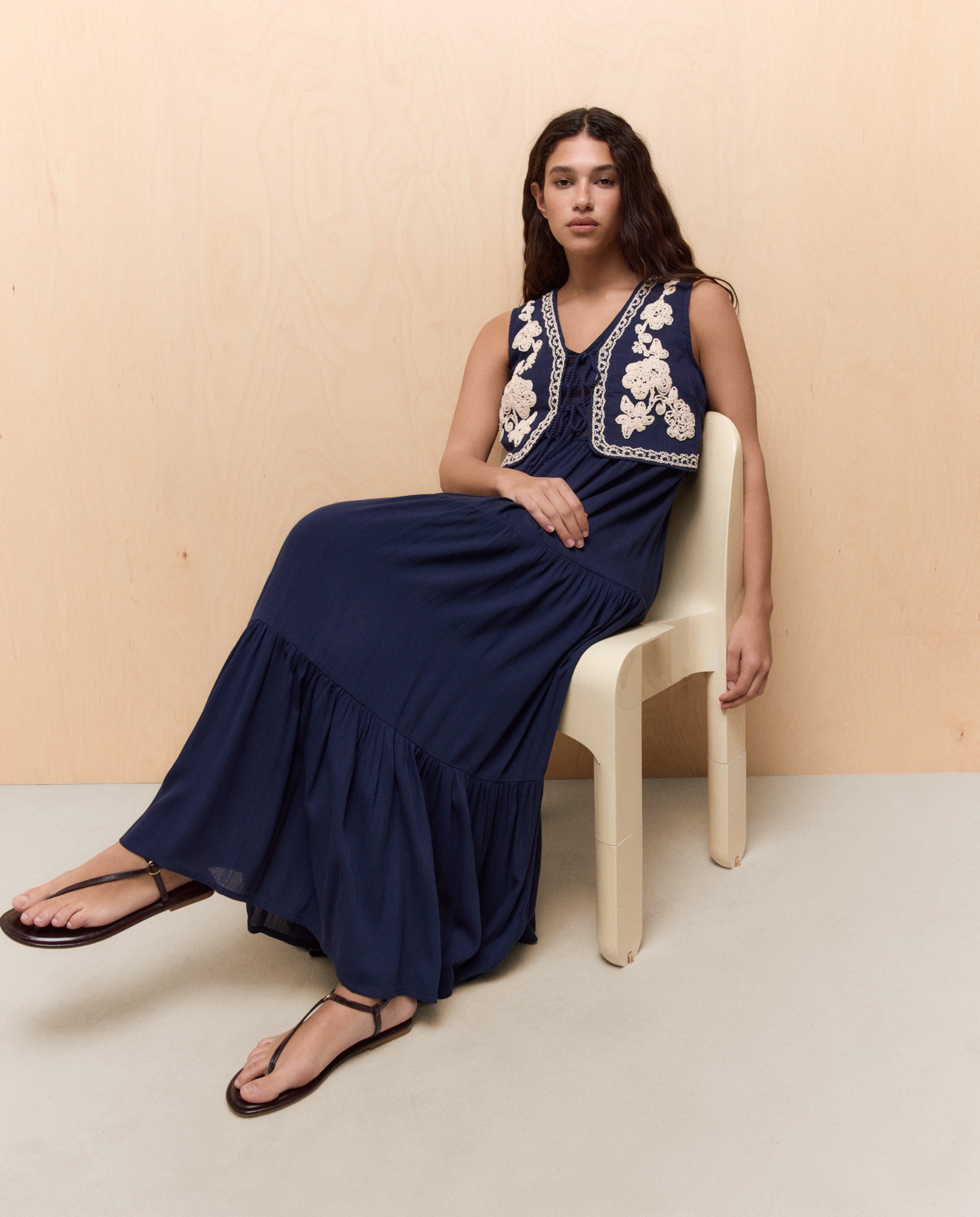Imagem 0 de Vestido com Detalhe de Colete Bordado