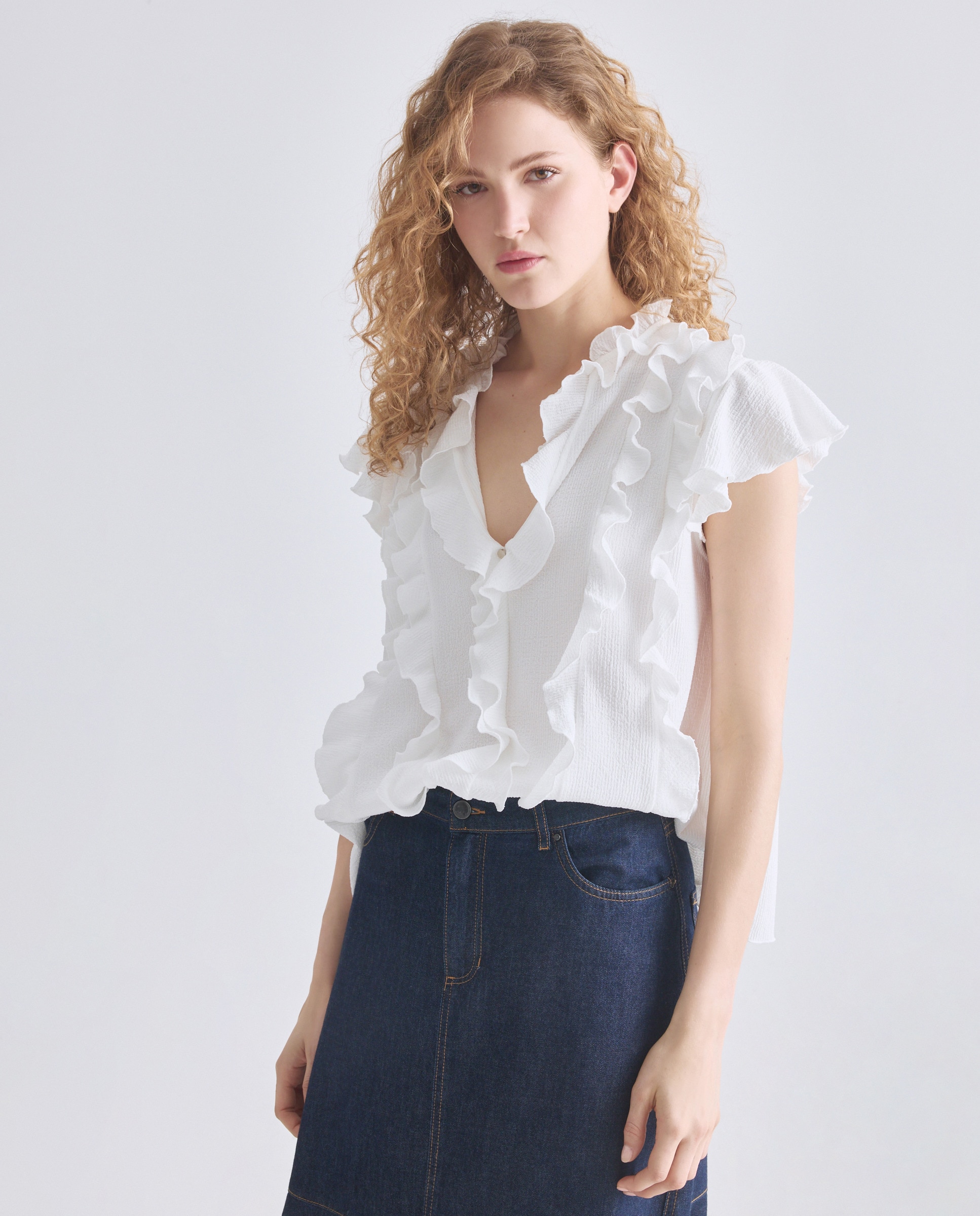 Imagem 0 de Blusa Sem Mangas com Decote em Bico e Folhos