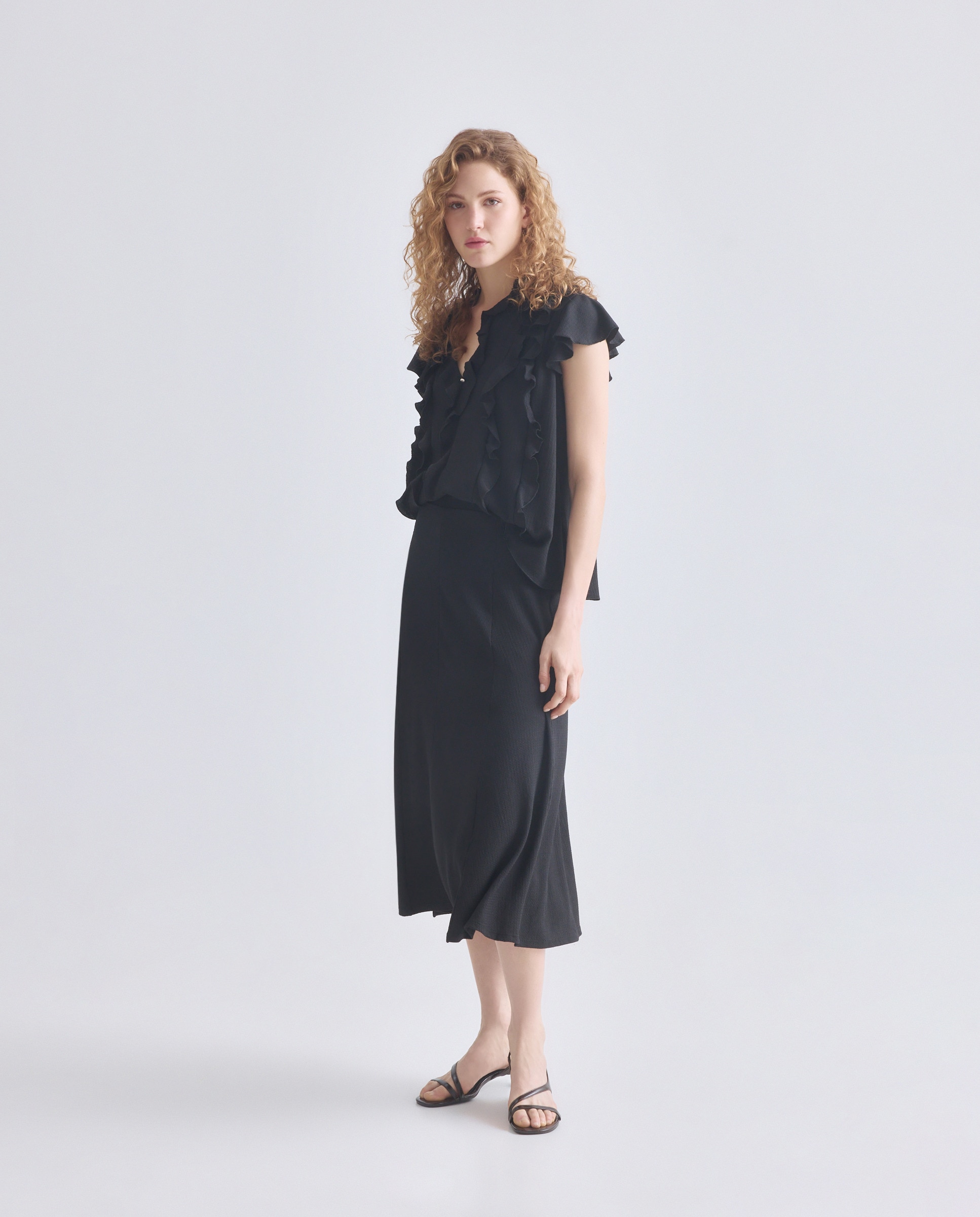 Blusa Sem Mangas com Decote em Bico e Folhos Preto-2