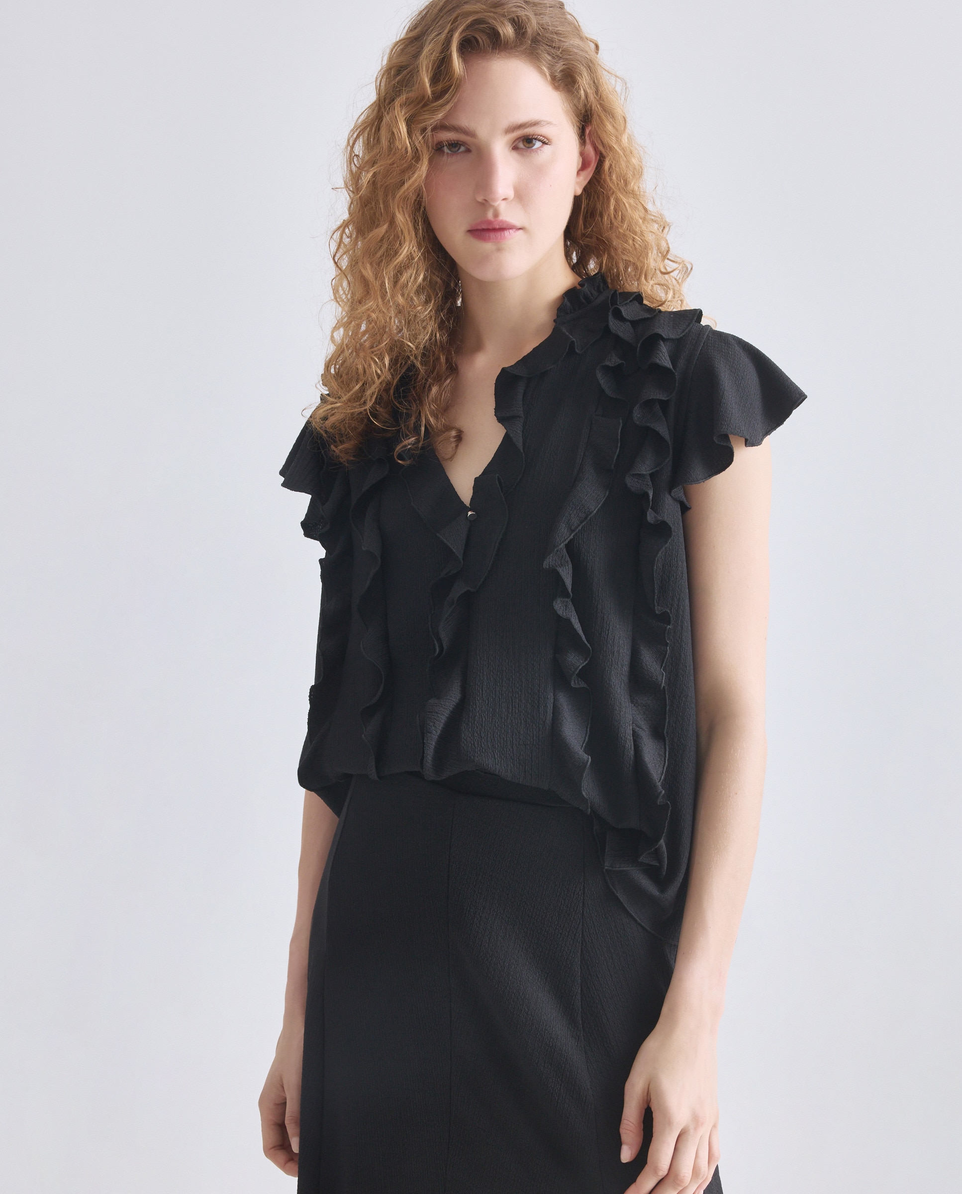 Imagem 0 de Blusa Sem Mangas com Decote em Bico e Folhos